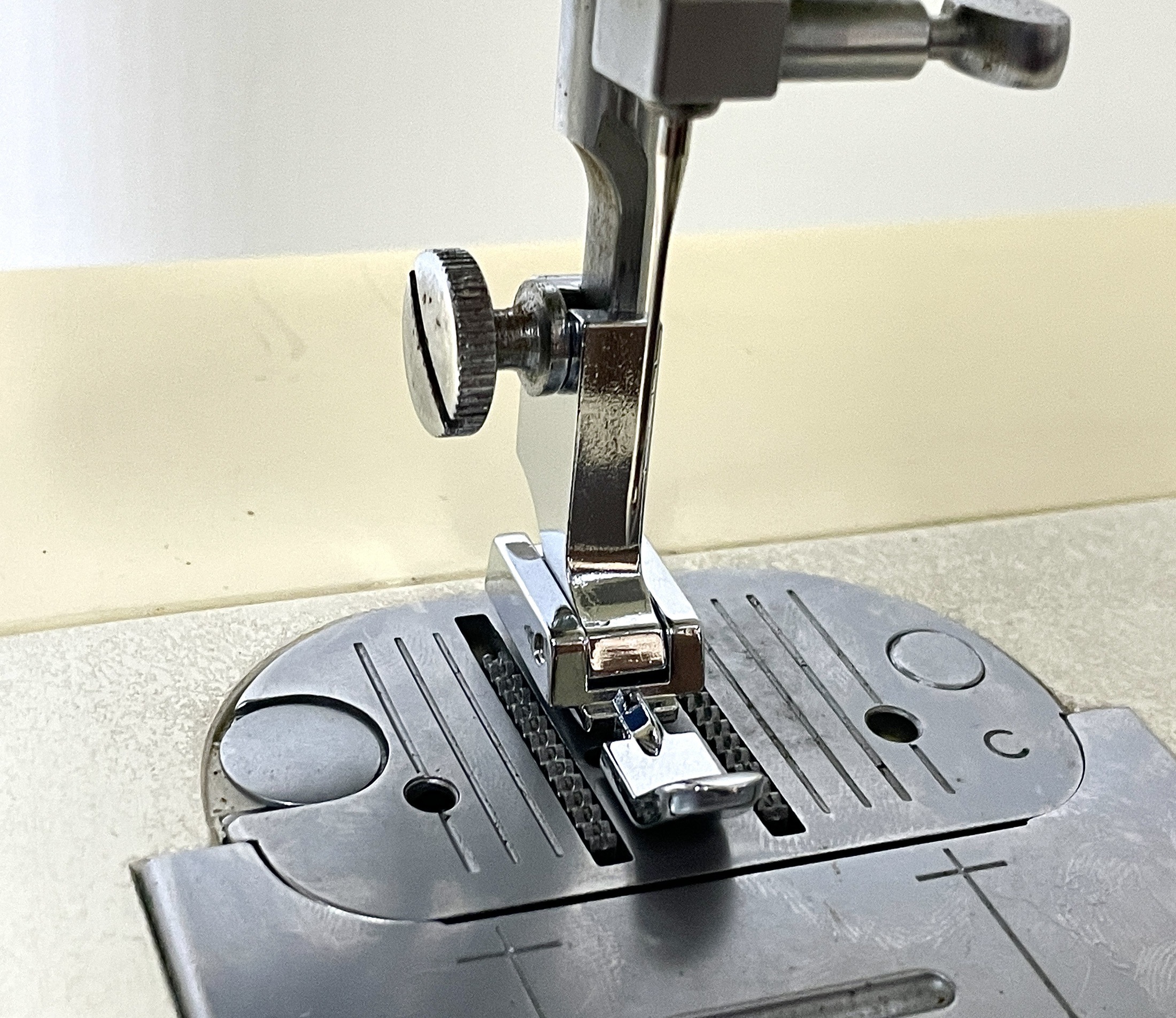 拉鍊壓腳，勝家6系列與9系列(斜針型專用)6200.6900縫紉機