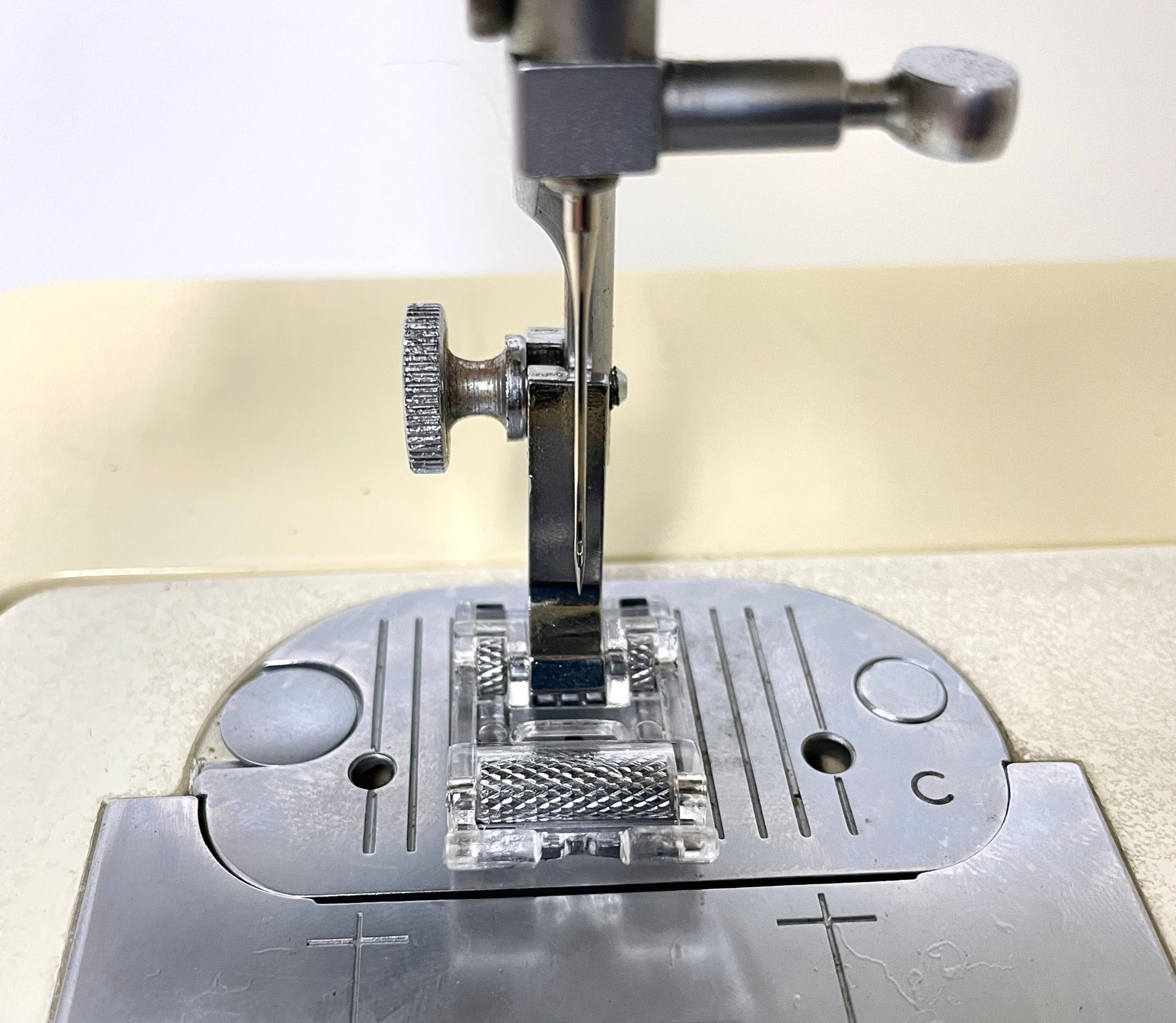 滾輪壓布腳，勝家6系列與9系列(斜針型專用)6200.6900縫紉機