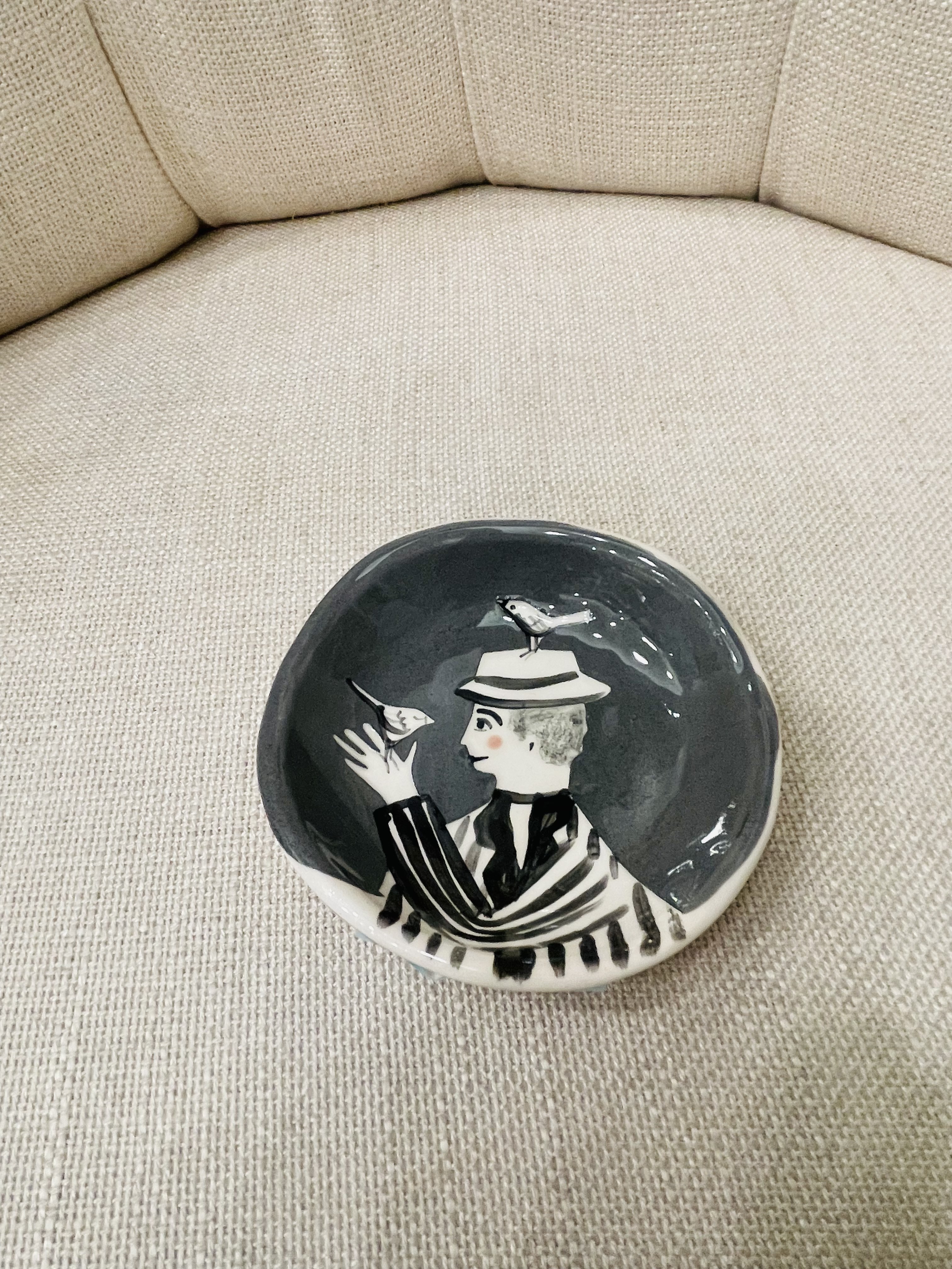 Bird tamer dish male