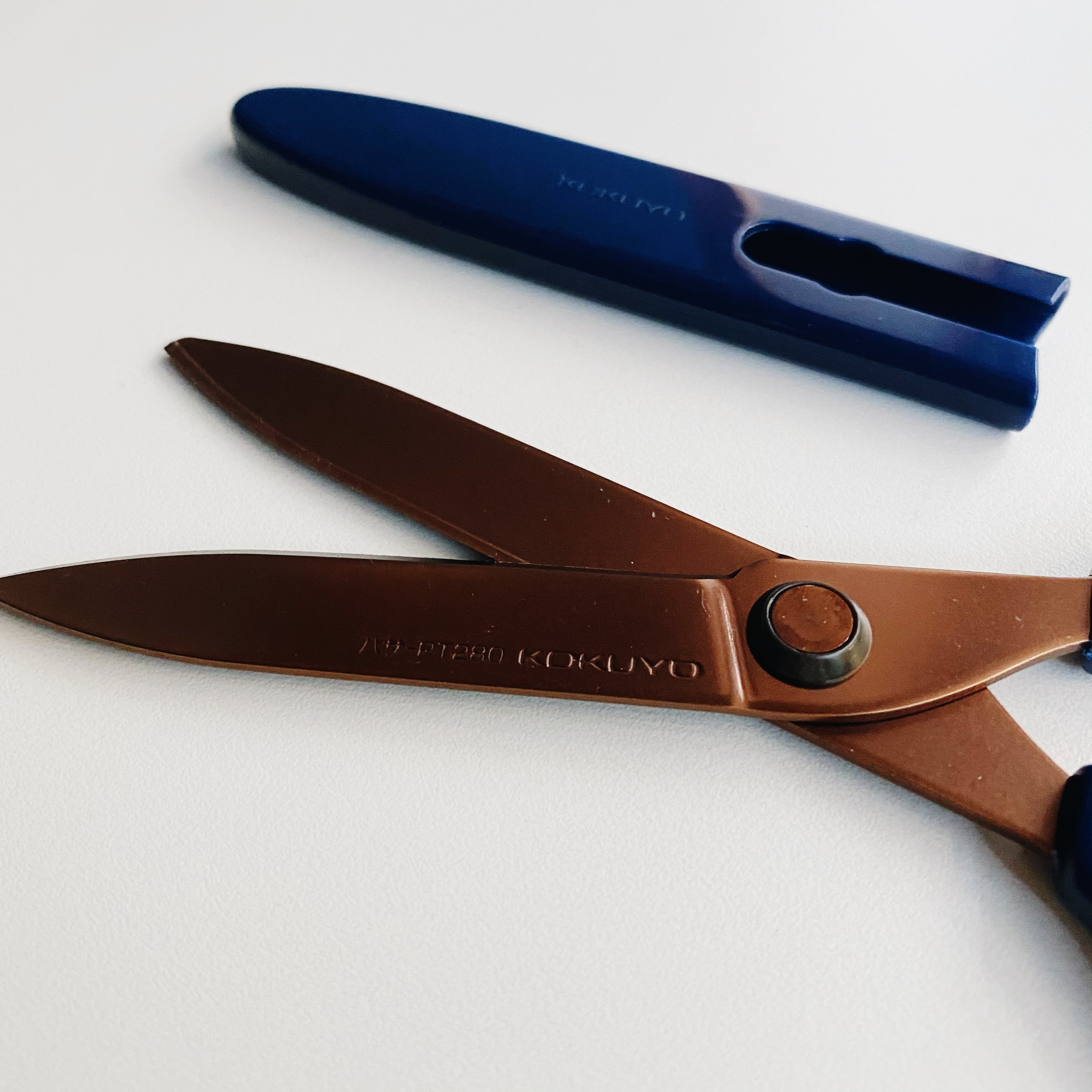 KOKUYO SAXA 鈦加工！空氣彈力剪刀不沾黏輕量剪刀