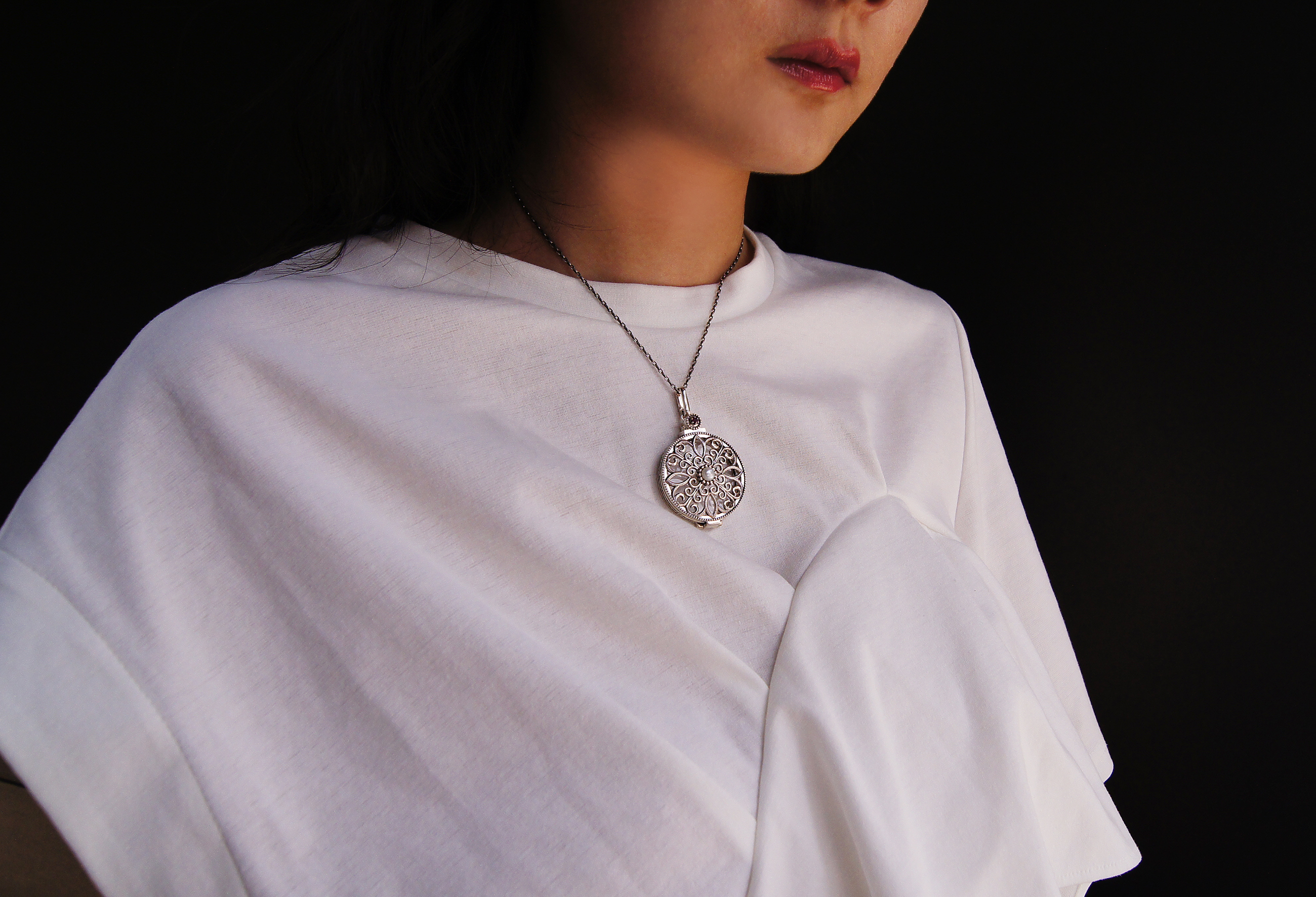 鏤空雕花紅寶石放大鏡墜子