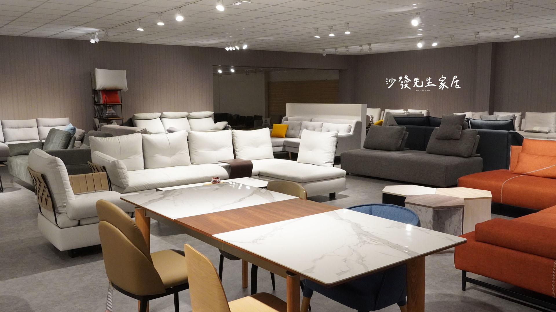 客廳裡的沙發越看越不順眼，原來沙發尺寸要這樣挑！