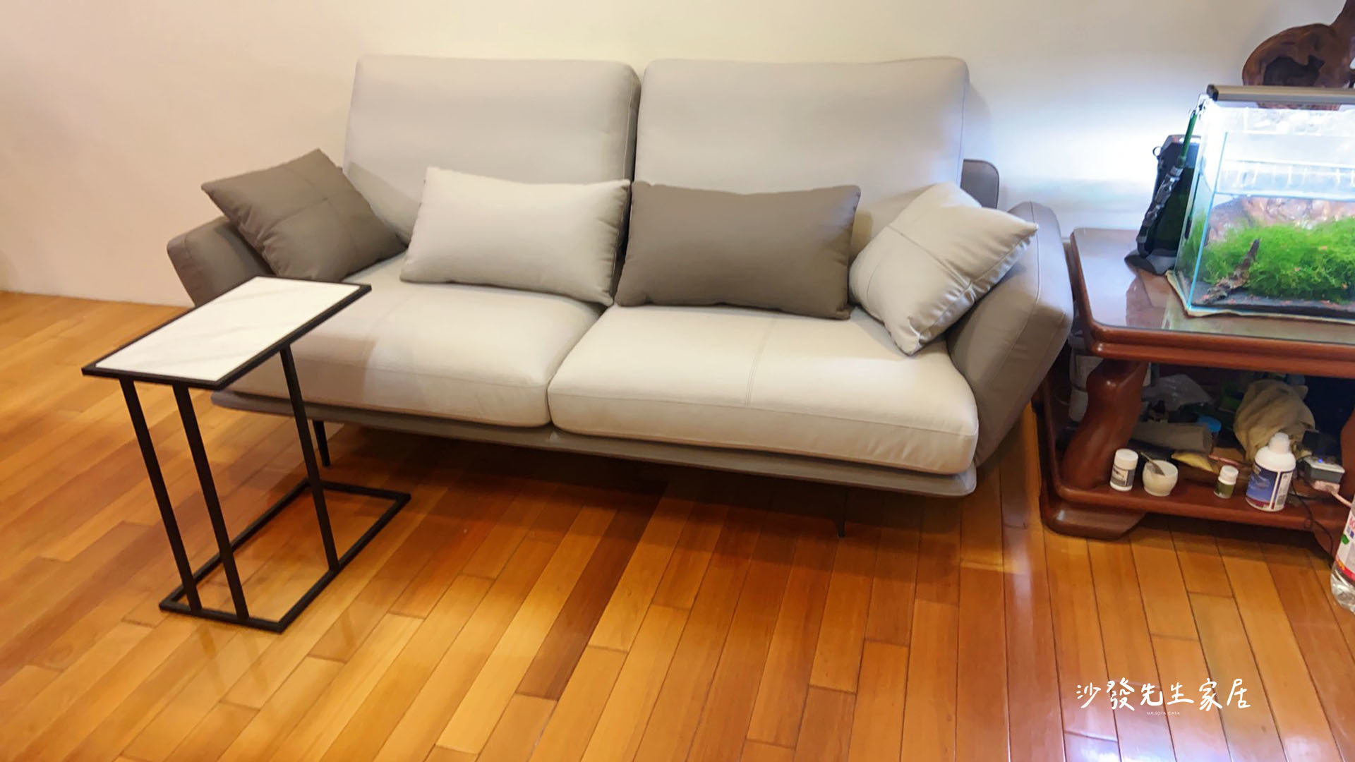 雙人沙發適合4~5坪數的的居家空間或是人口數較少的家庭