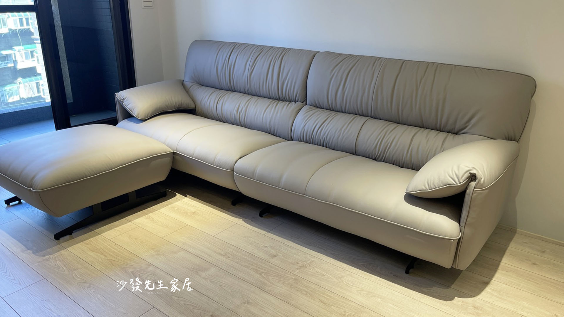 如果客廳坪數落在10坪以上，就可挑選體型較大的L型沙發