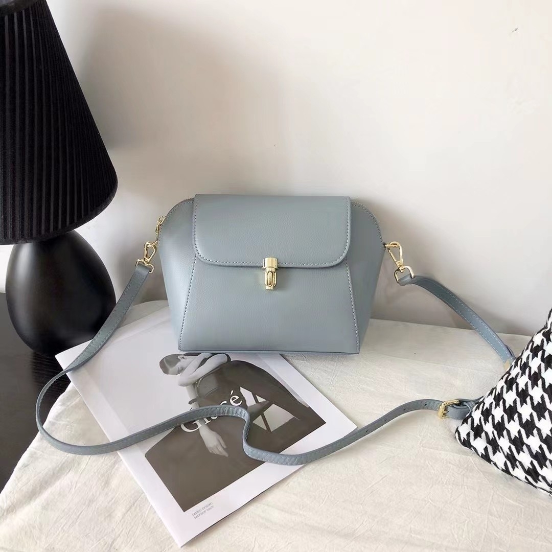 貝殼真皮小側包