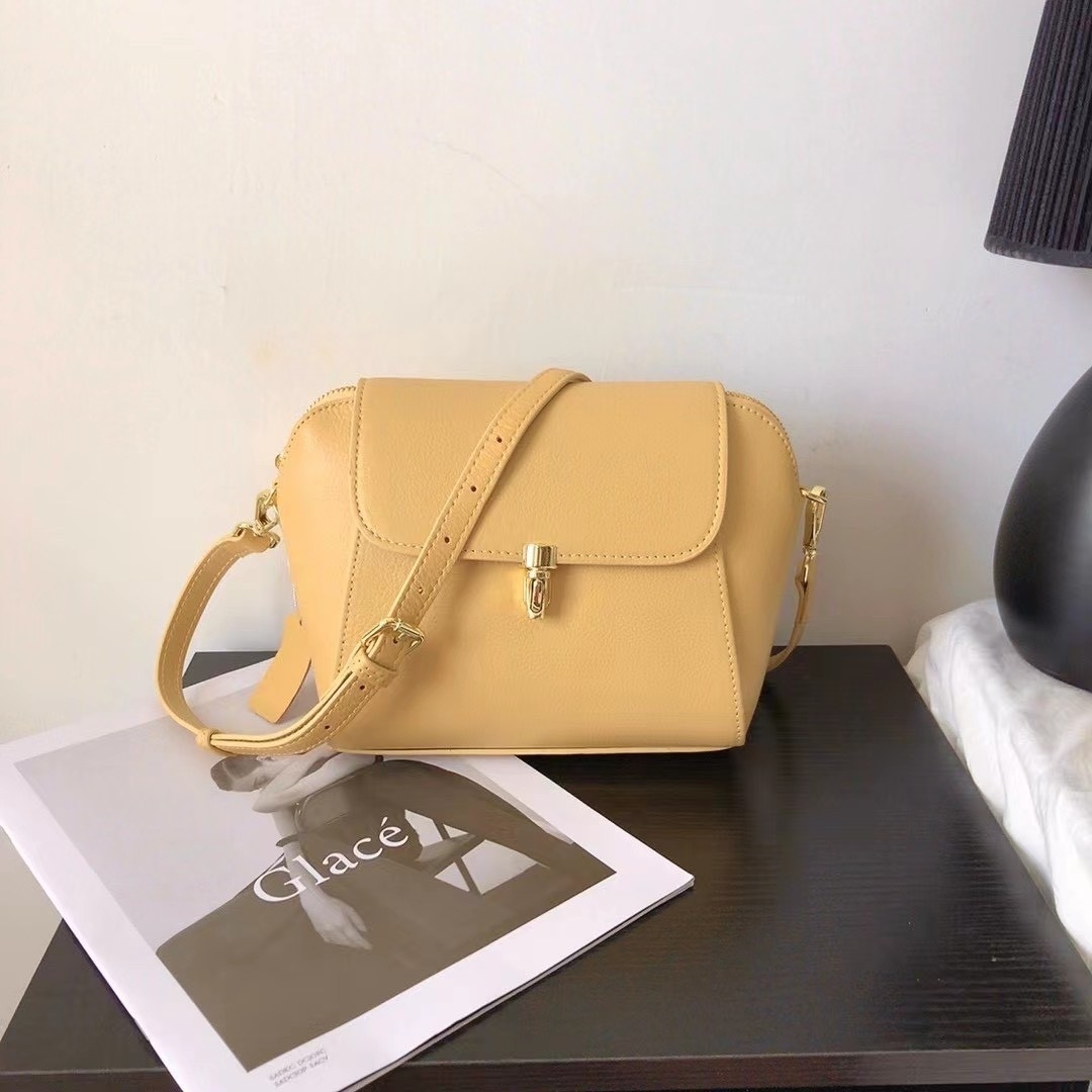 貝殼真皮小側包