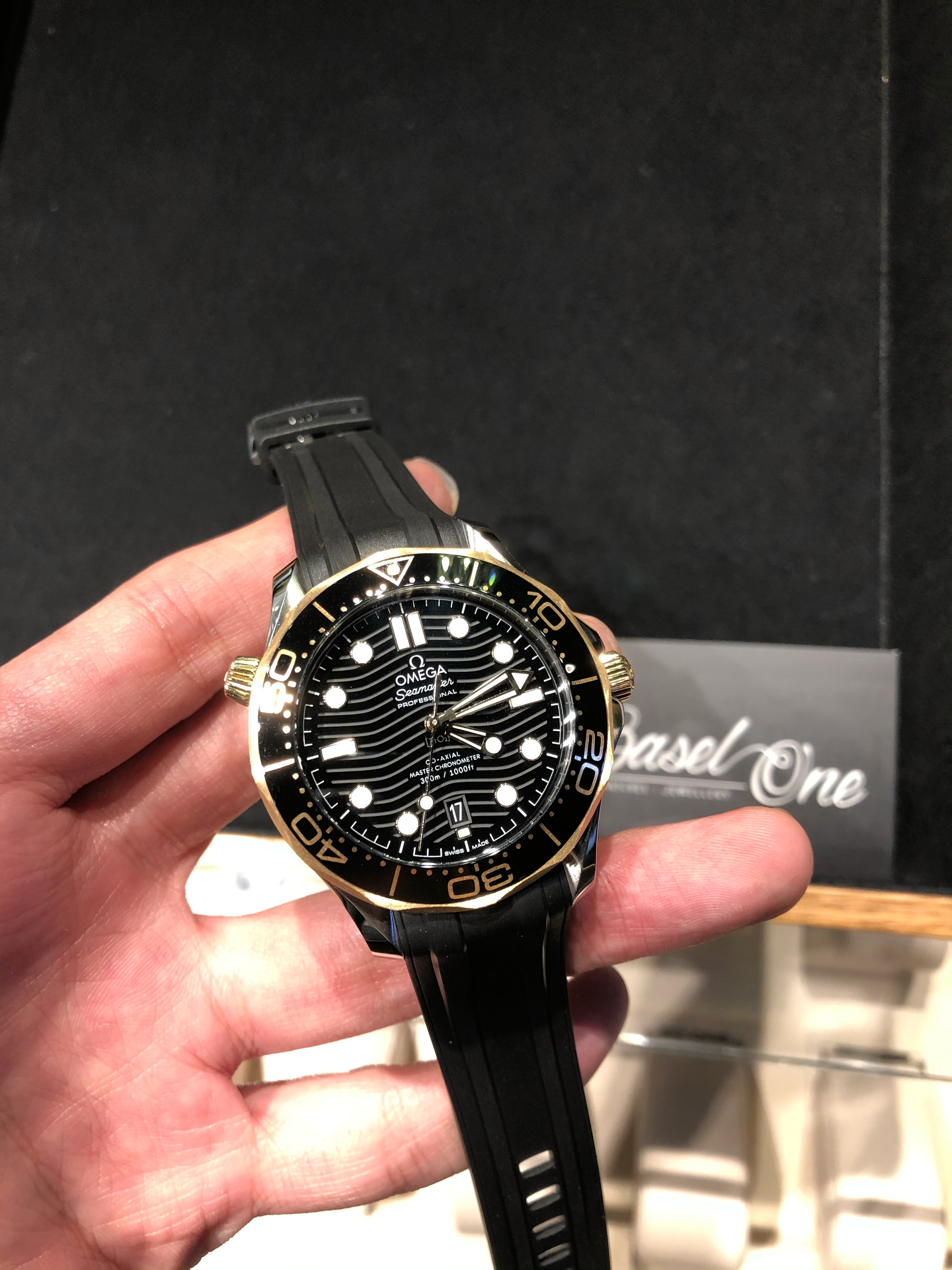 BRAND NEW OMEGA 210.22.42.20.01.001  21022422001001 SEA MASTER 300 YELLOW GOLD STEEL BLACK DIAL RUBBER STRAP CO‑AXIAL MASTER CHRONOMETER 42MM