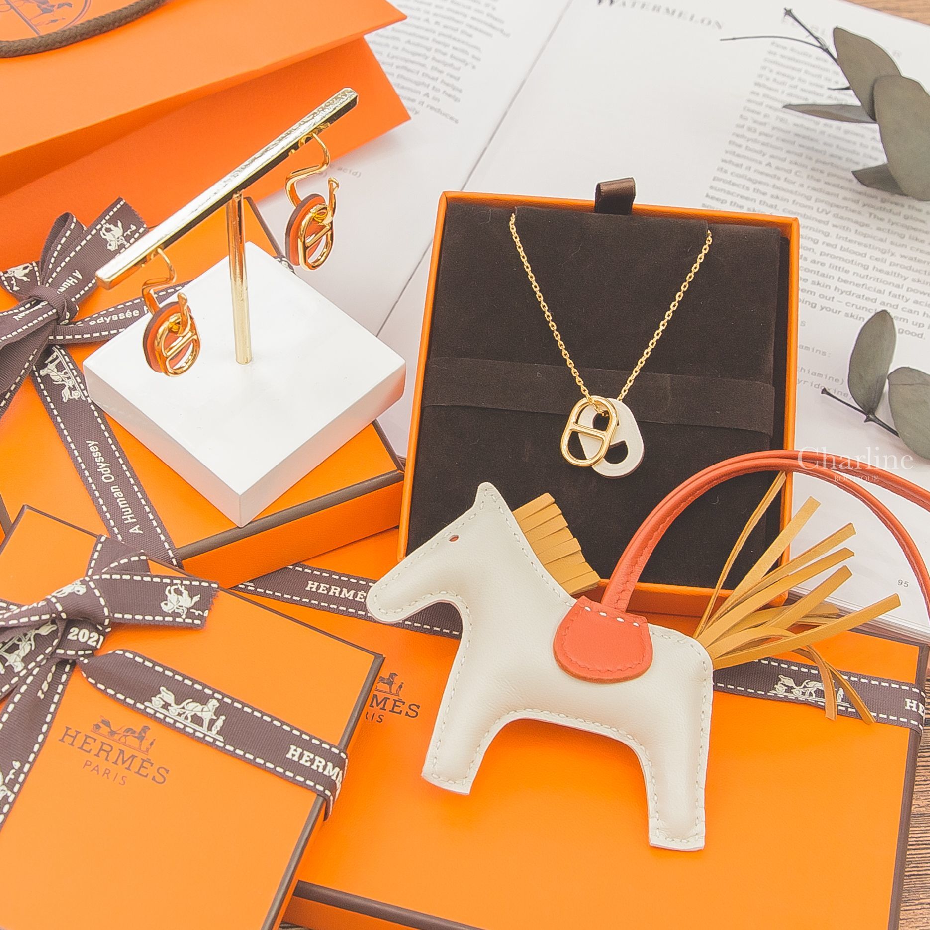 Hermès O'Maillon Earrings 橘色牛皮金飾θ垂墜耳環,Hermès O'Maillon Pendant 奶油白牛皮金色θ項鍊,Hermès Horse Charm 奶昔白小型小馬吊飾-Charline Boutique 精品代購
