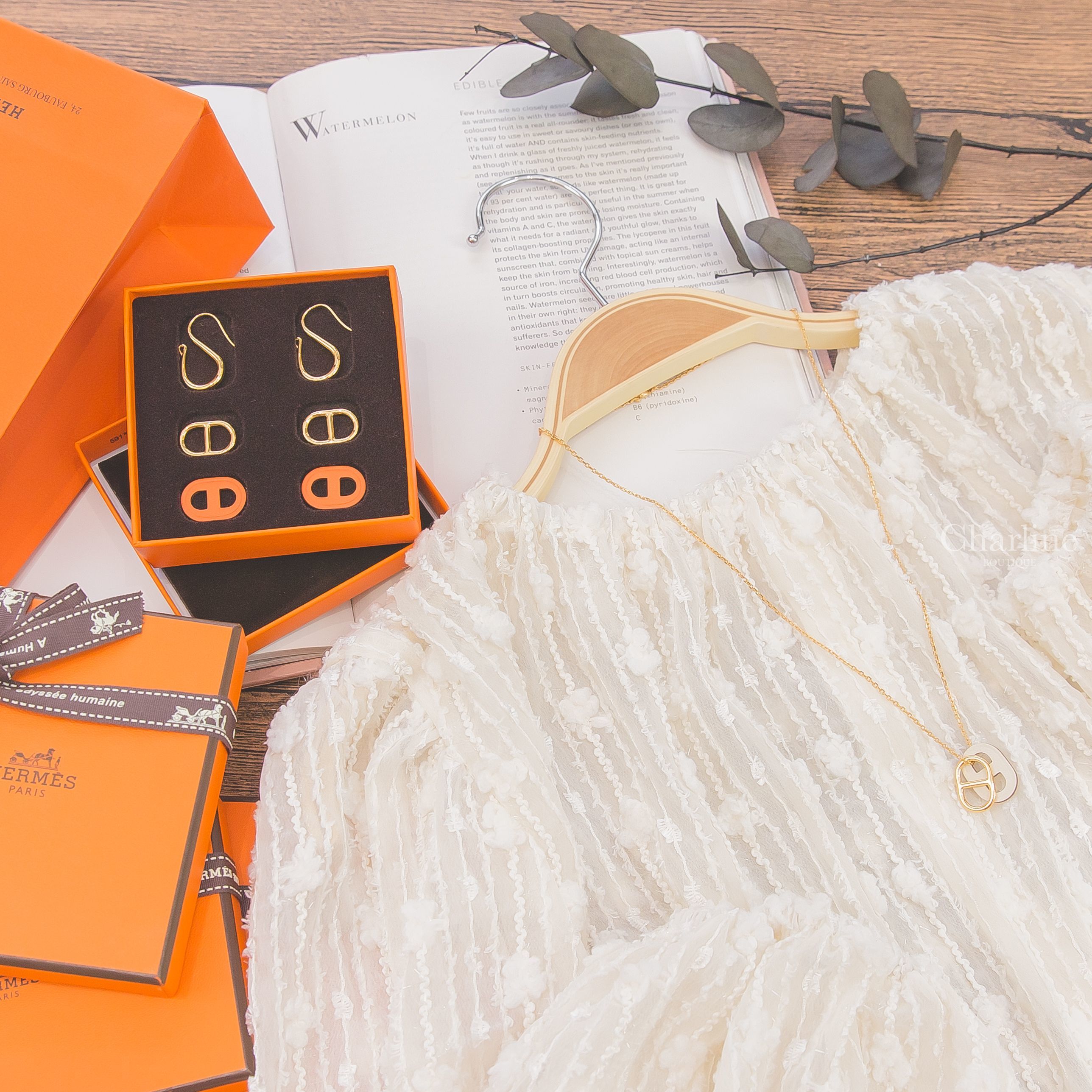 Hermès O'Maillon Earrings 橘色牛皮金飾θ三件組垂墜耳環,Hermès O'Maillon Pendant 奶油白牛皮金色θ項鍊-Charline Boutique 精品代購