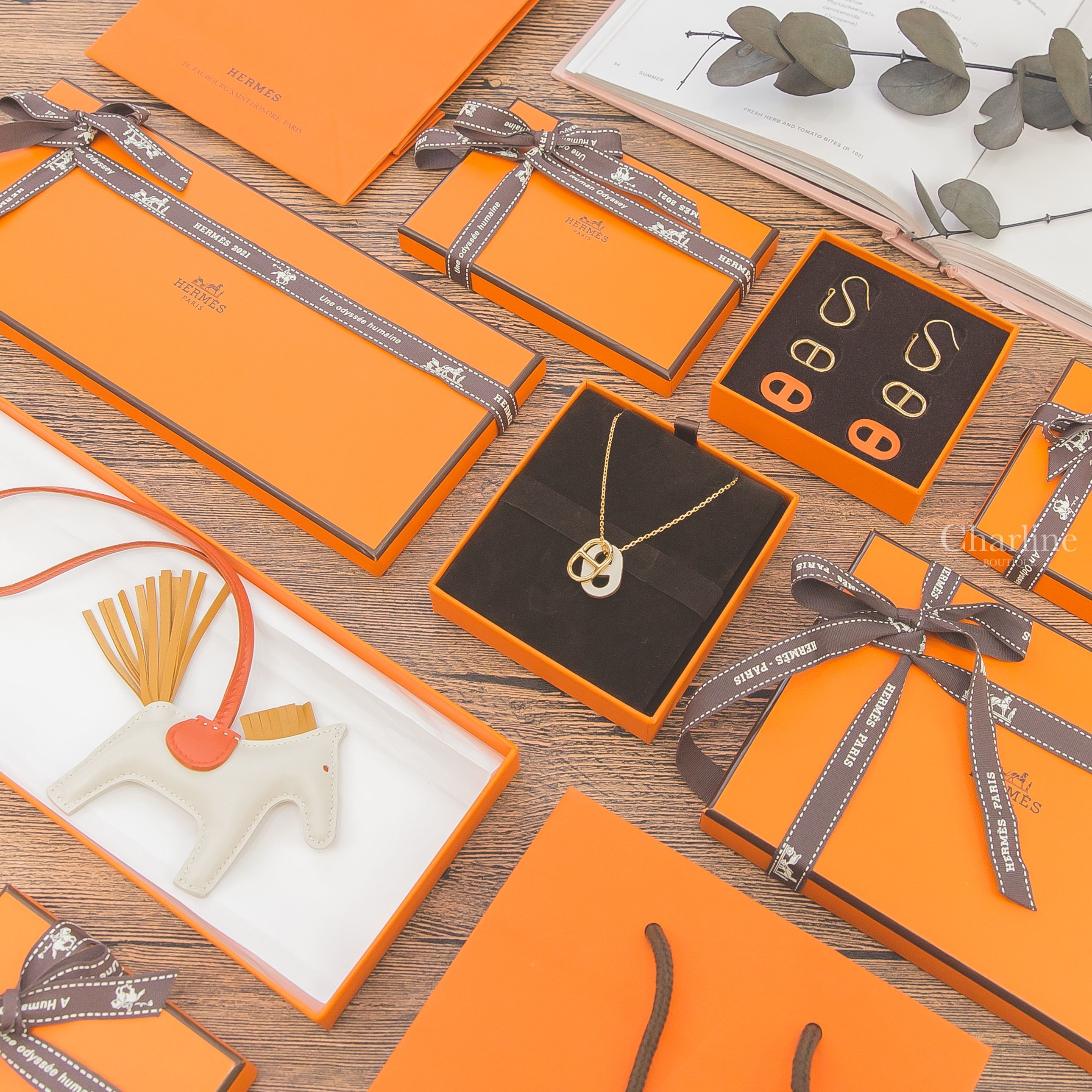 Hermès O'Maillon Earrings 橘色牛皮金飾θ垂墜耳環,Hermès O'Maillon Pendant 奶油白牛皮金色θ項鍊,Hermès Horse Charm 奶昔白小型小馬吊飾-Charline Boutique 精品代購