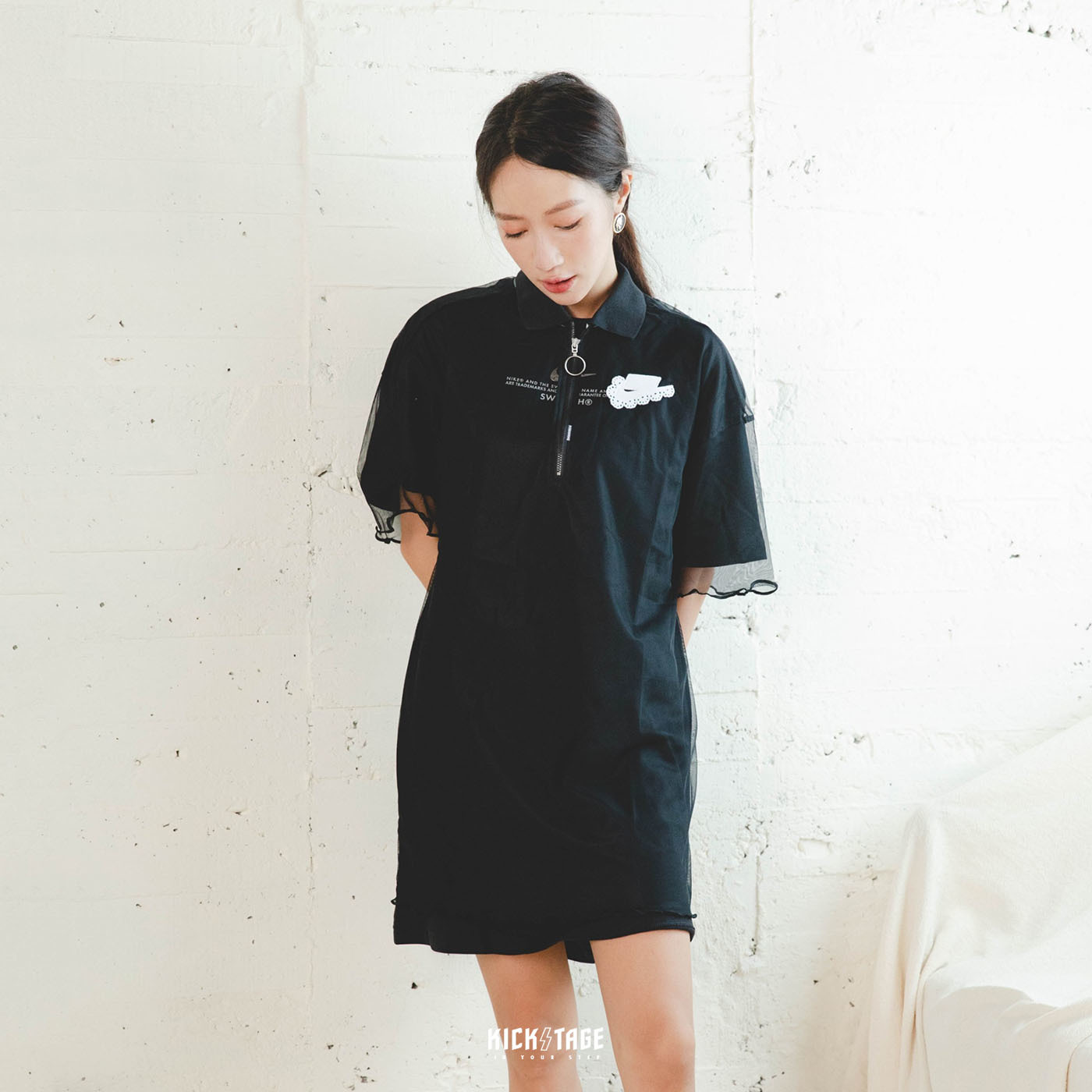**特價商品售出不退換**女款 NIKE NSW POLO DRESS 黑色 蕾絲LOGO 捲邊 透紗連身裙 網紗罩衫 層次感【DD4526-010】