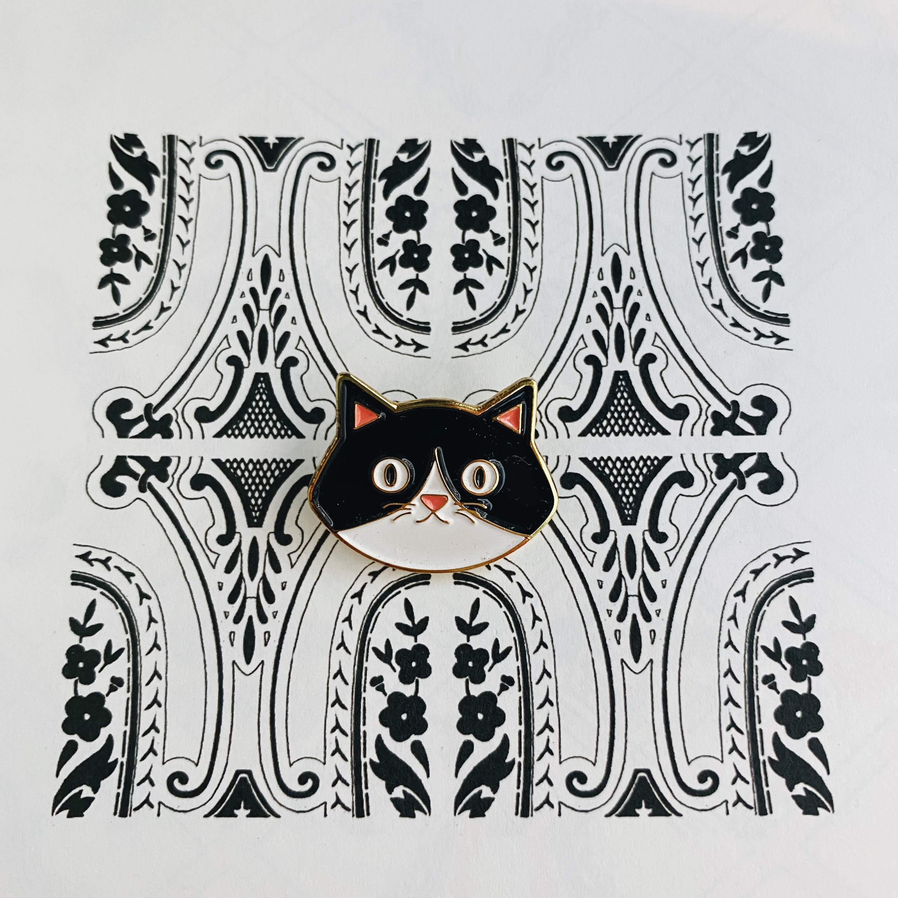 kazy chan 黑花貓  金屬別針/胸章