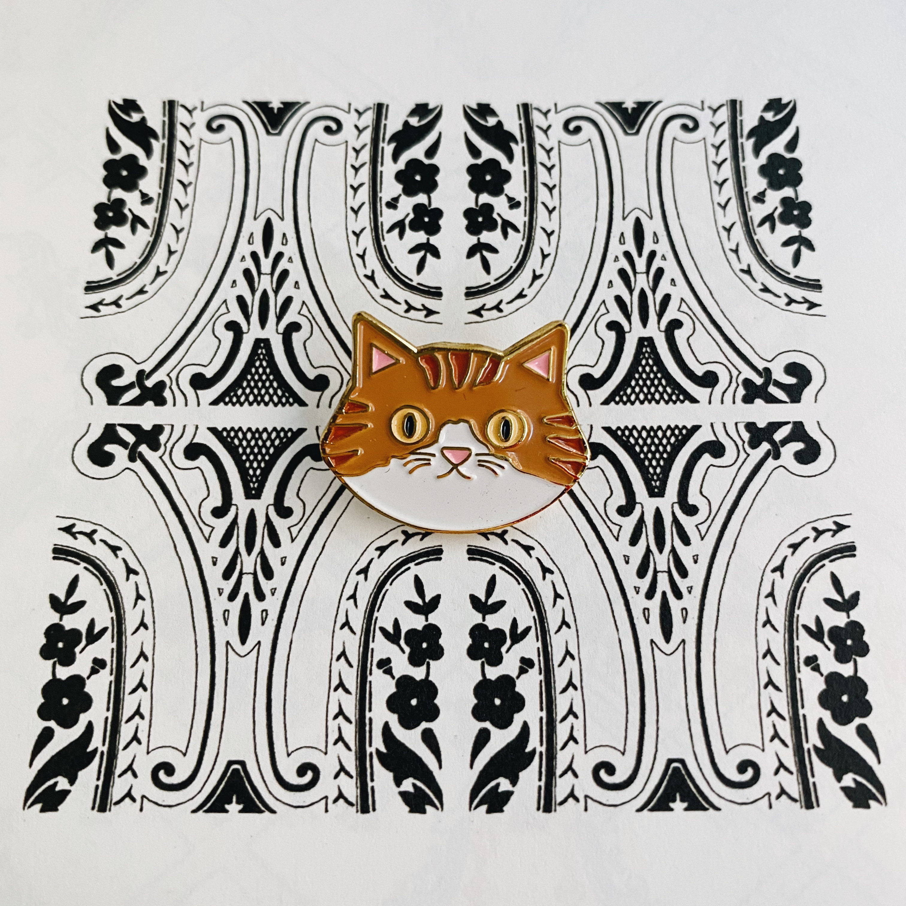 kazy chan 黃花貓  金屬別針/胸章