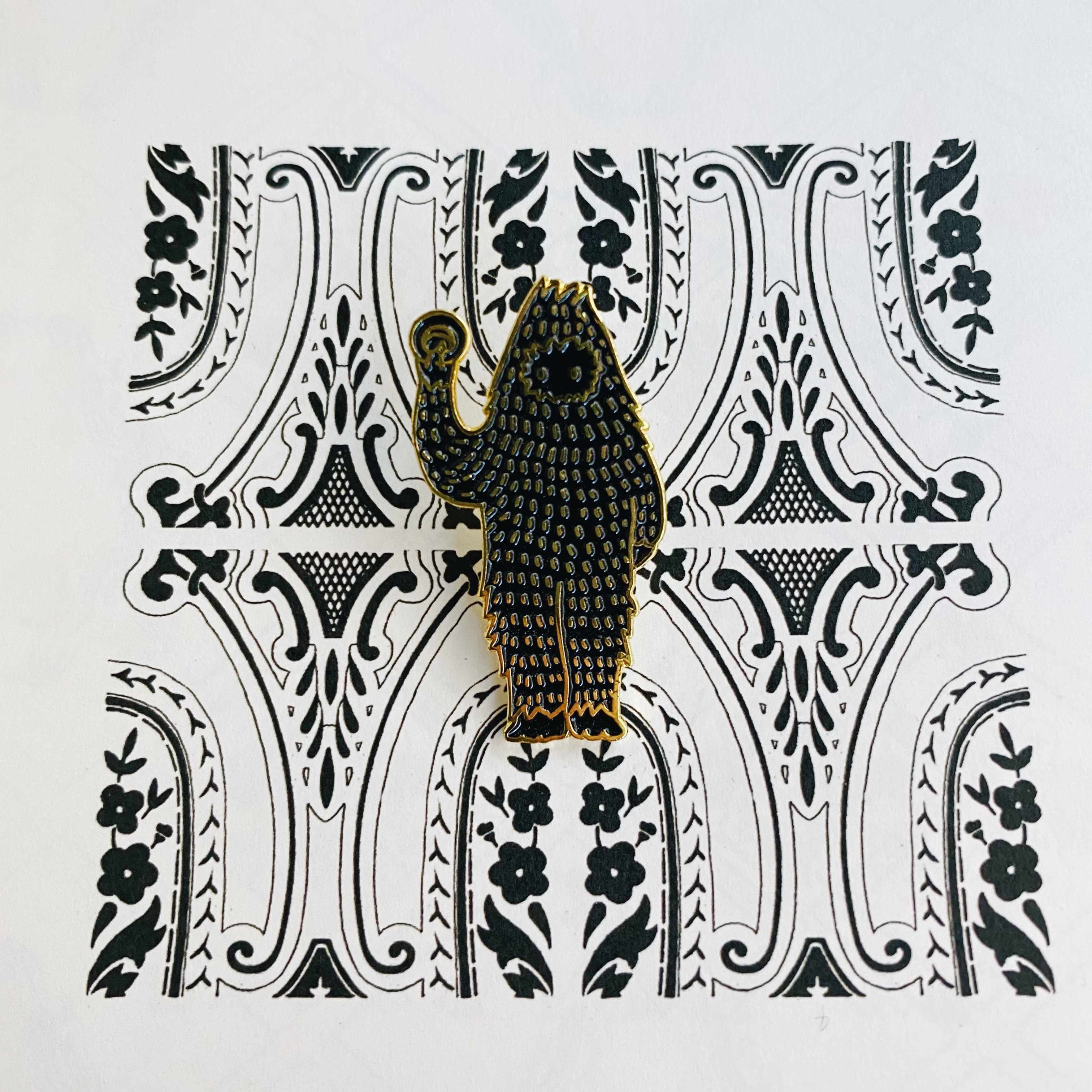 kazy chan 天生黑色的雪怪 金屬別針/胸章