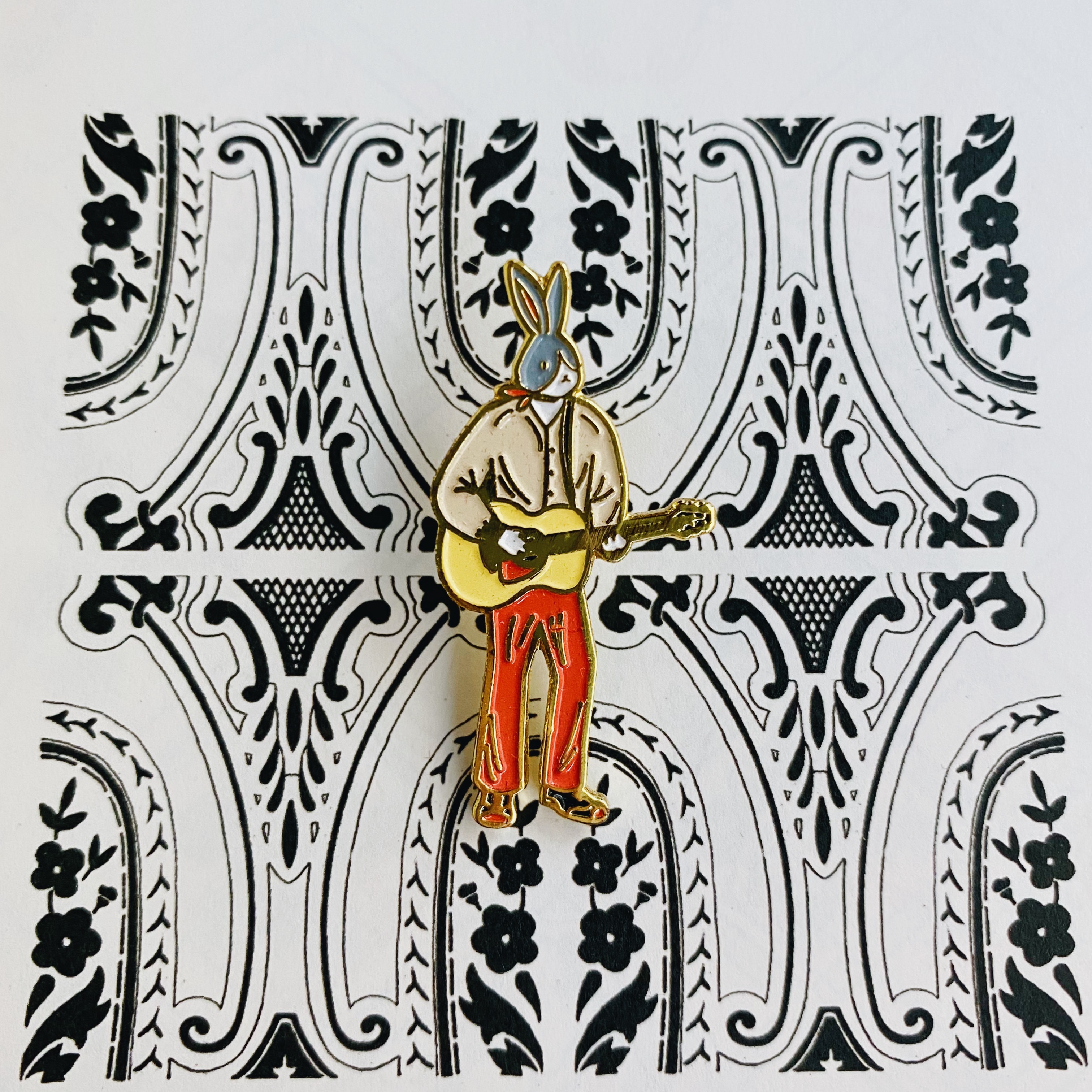 kazy chan 兔子結他手 金屬別針/胸章