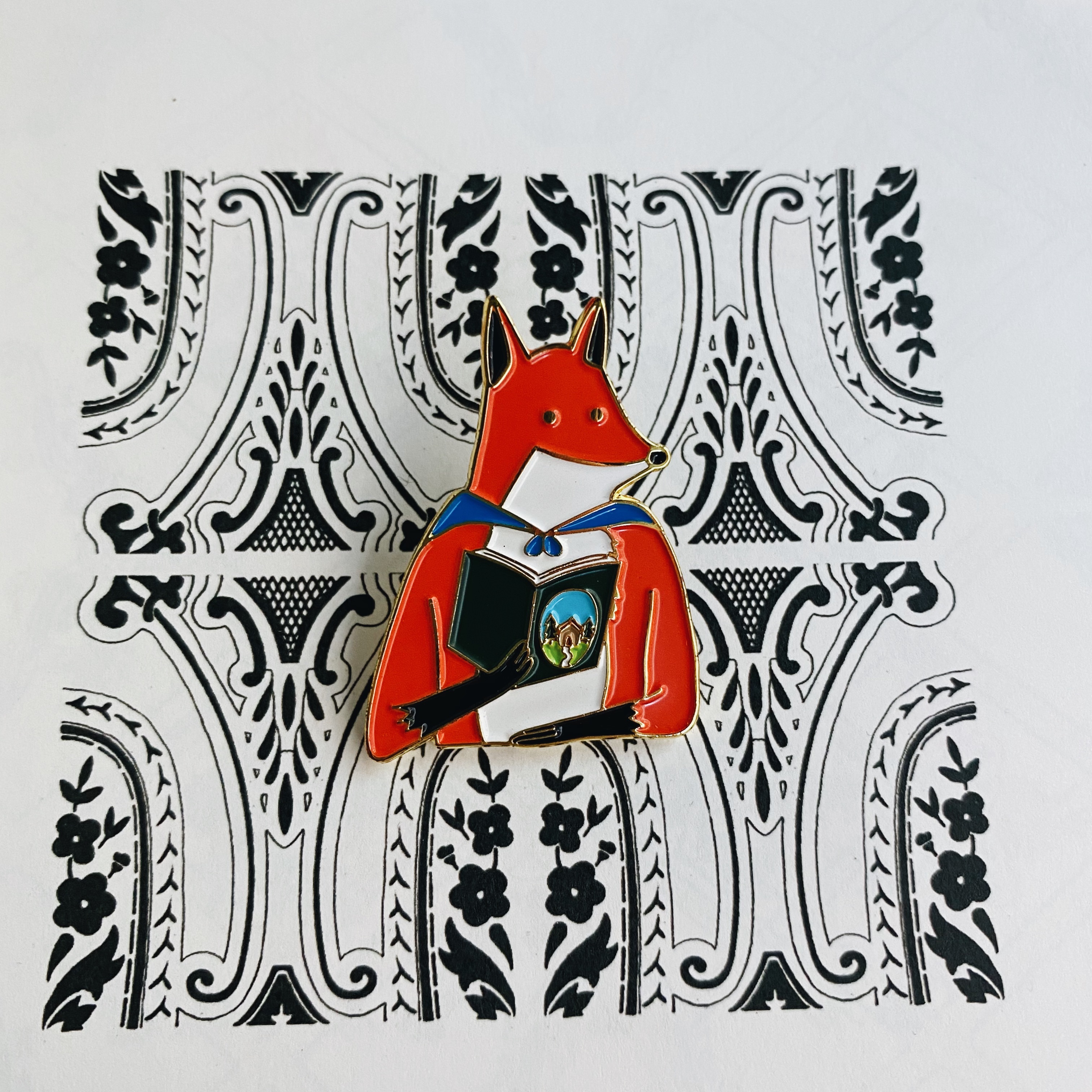 kazy chan 讀童話書的狐狸先生 金屬別針/胸章