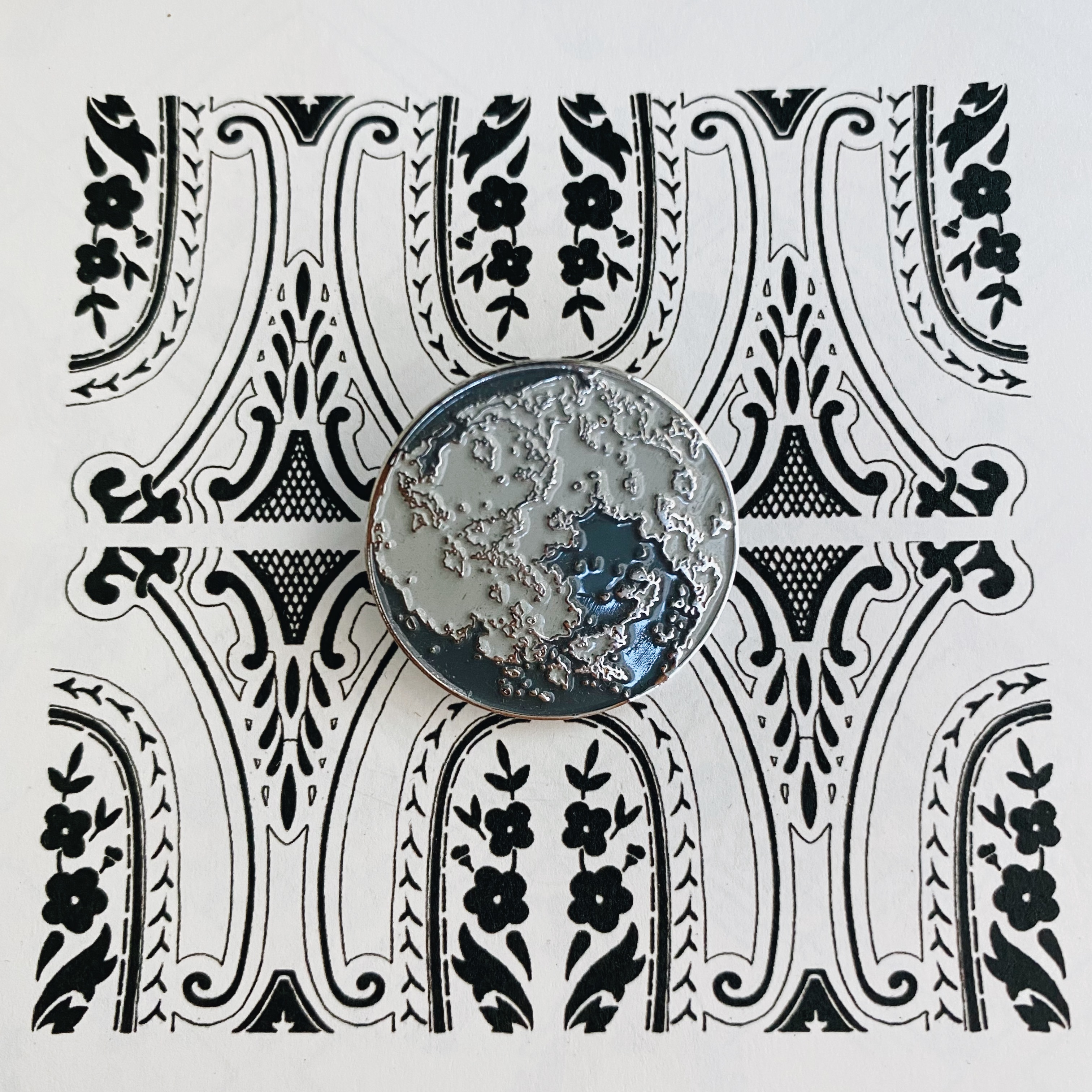 kazy chan 月球 金屬別針/胸章