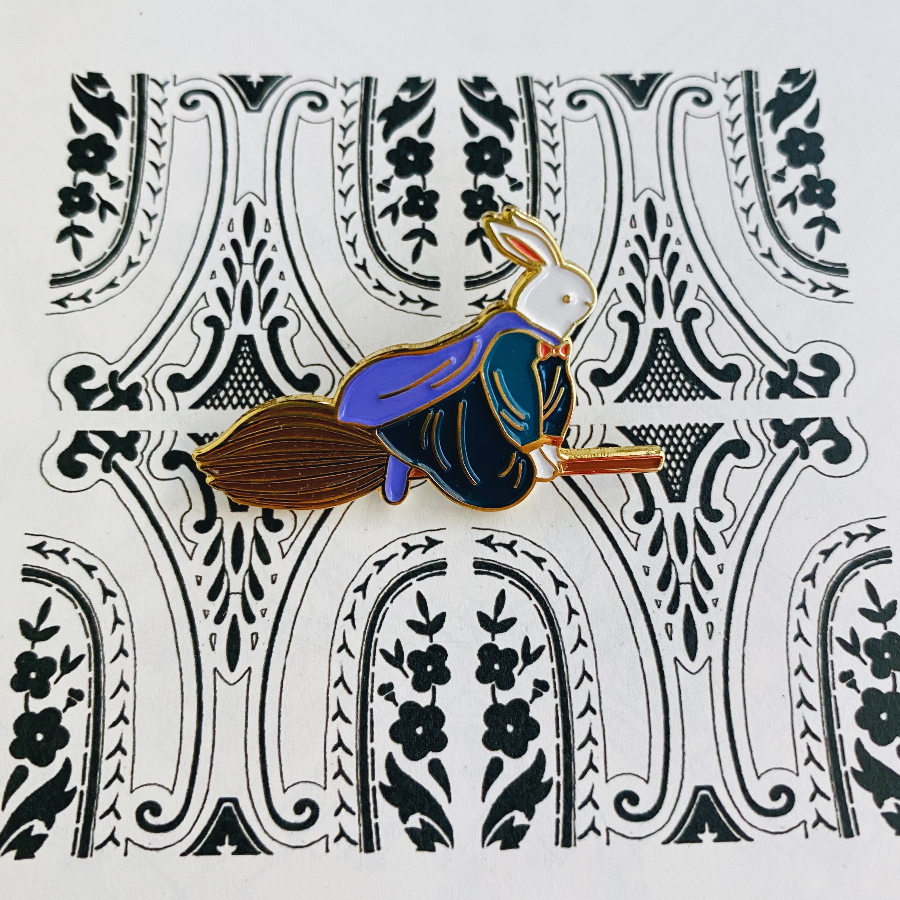 kazy chan 白兔魔女 金屬別針/胸章