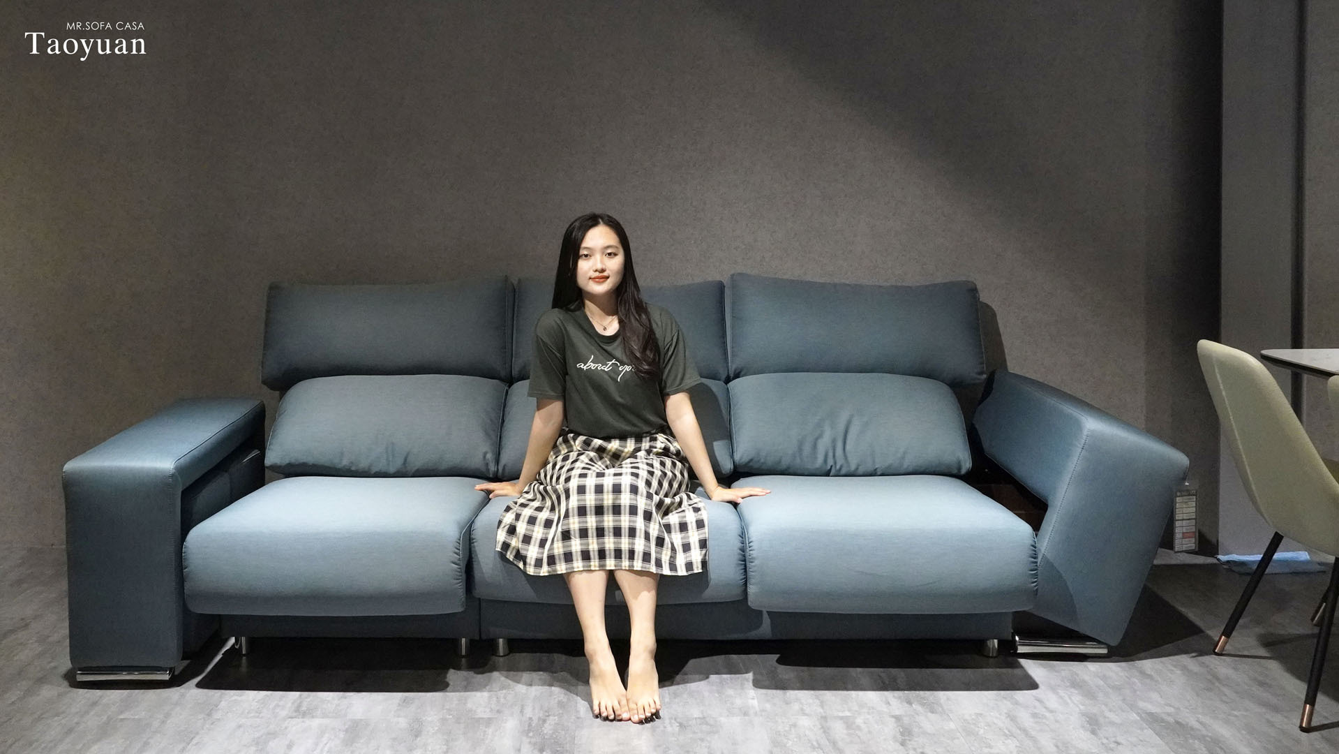 選用沉穩的藍色，讓人有一種穩重牢靠的感覺