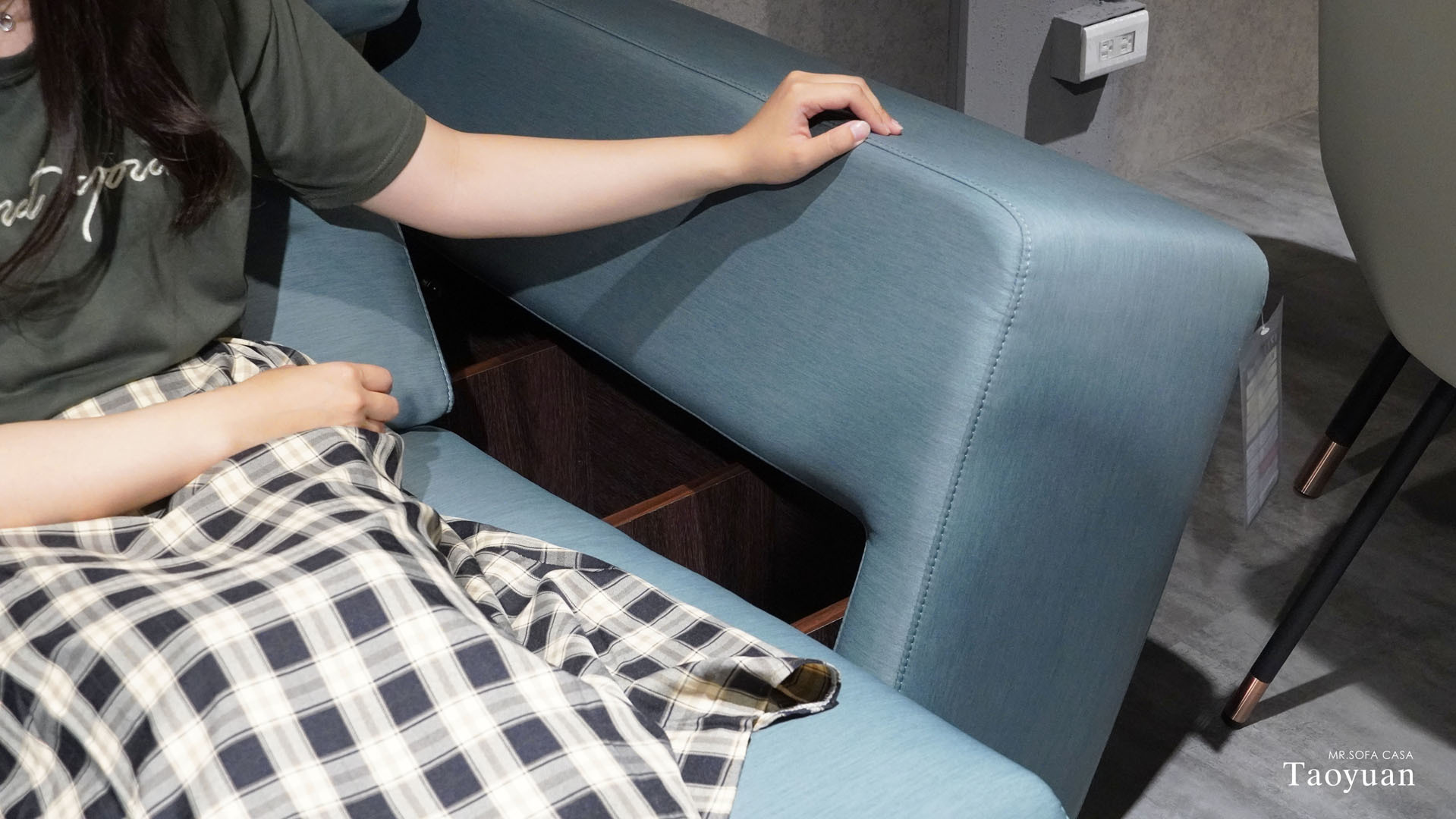 一邊做為隱藏式收納櫃，讓你的零食或小雜物都能存放在裡面