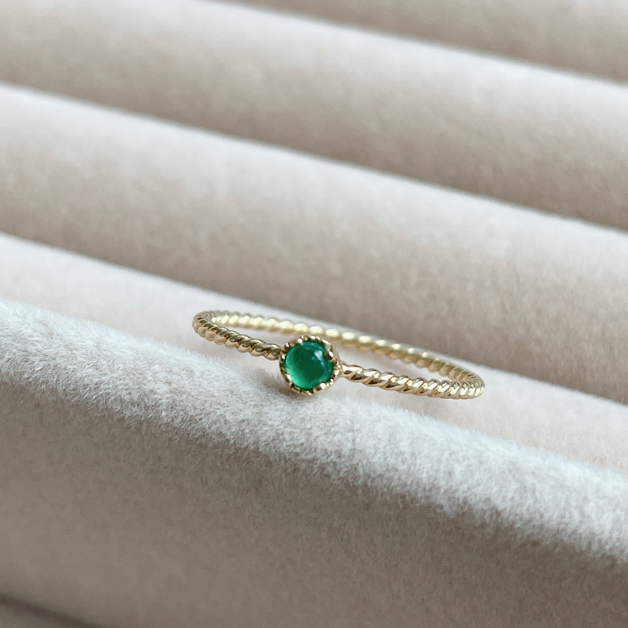 18K金祖母綠麻花紋線戒