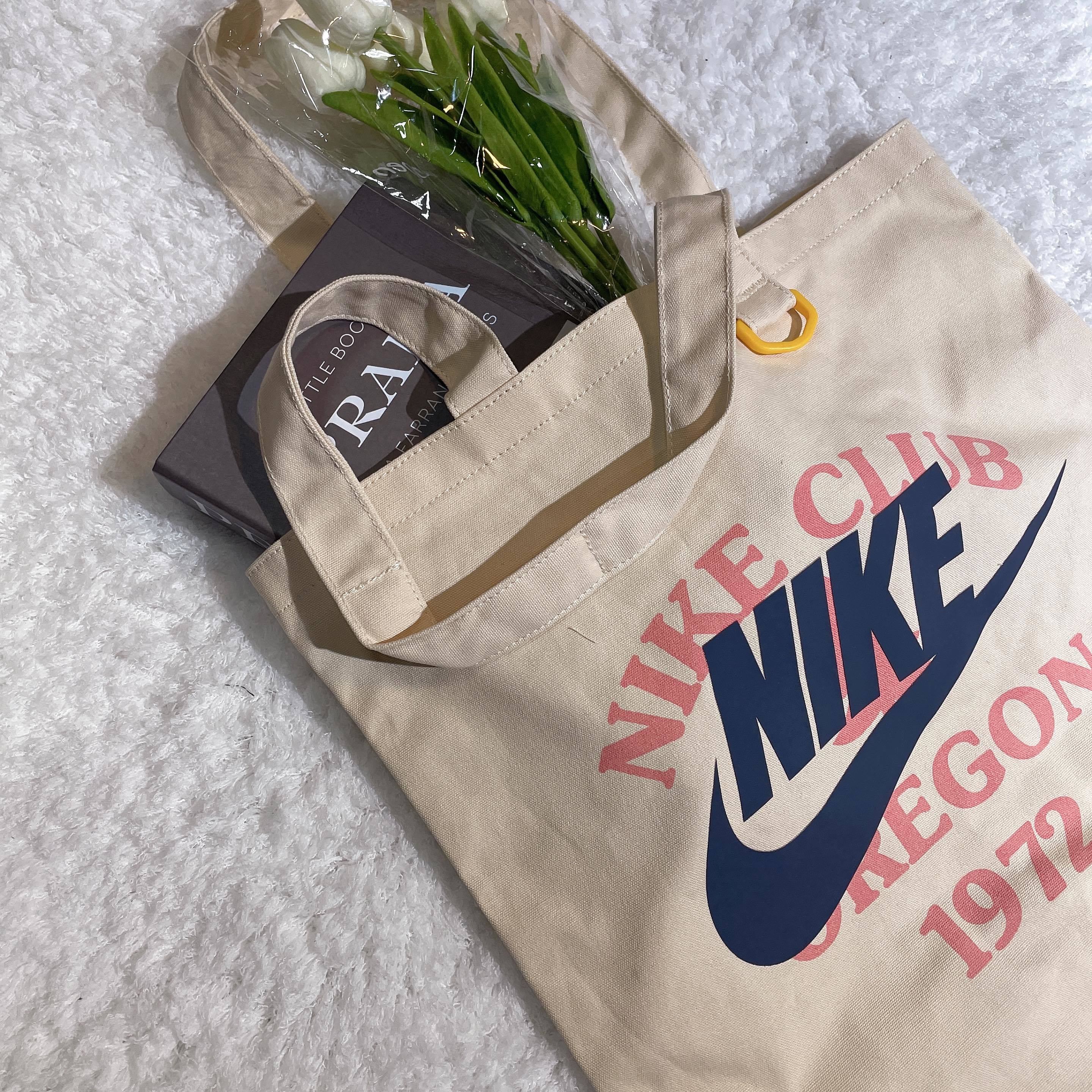 Nike 夏季印花手提袋 DJ7376-120 現貨等到 可放長夾  、A4 大小