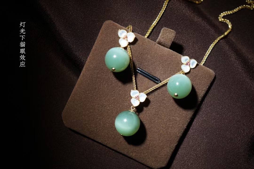 和田玉-碧玉粉青貓眼“瑤臺月露”耳環和吊墜, 天然和田玉軟玉