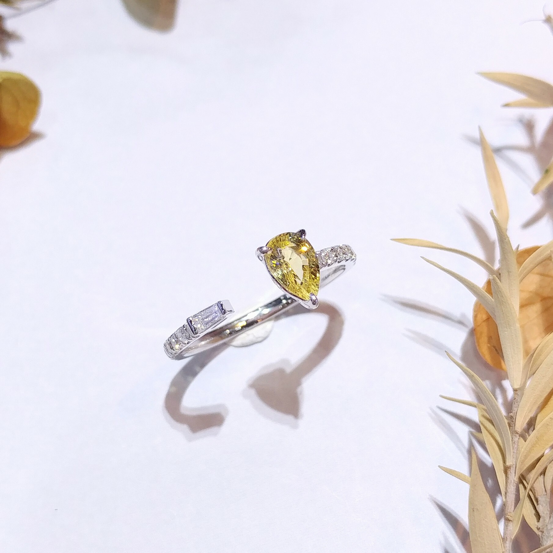 全新18K白金【單粒52份黃寶石】配17份鑽石戒指