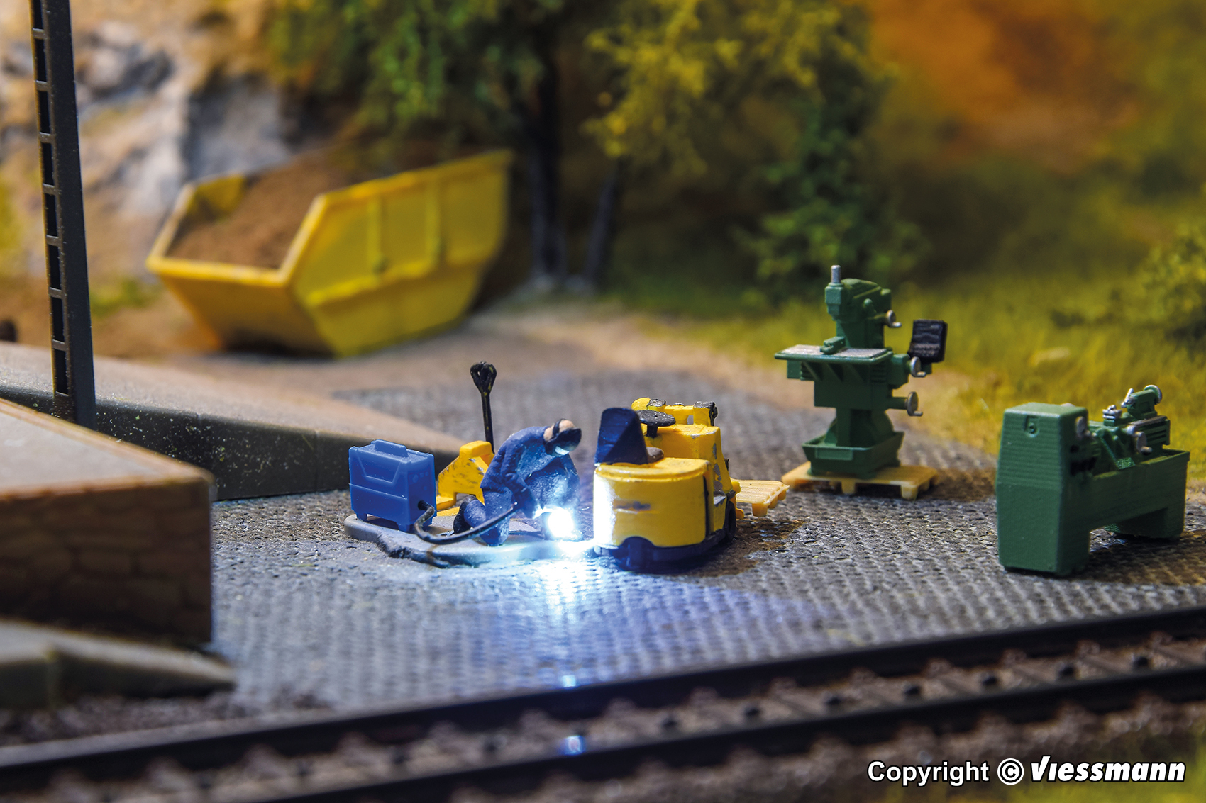 Viessmann 1538 HO規 Welder with flickering welding light 焊接工人 (有光)