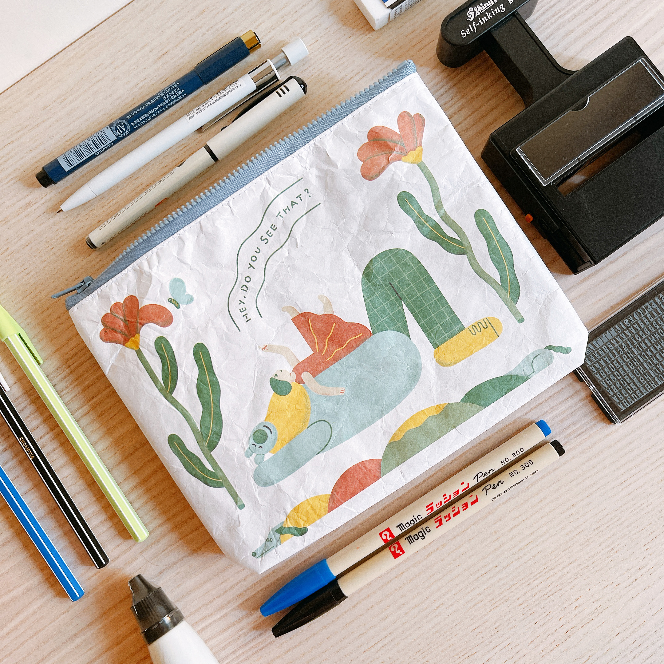 【慢慢挑x包大山Baozi-陪伴熊超人-泰維克萬用文具袋】 （商品皺摺為材質特性）