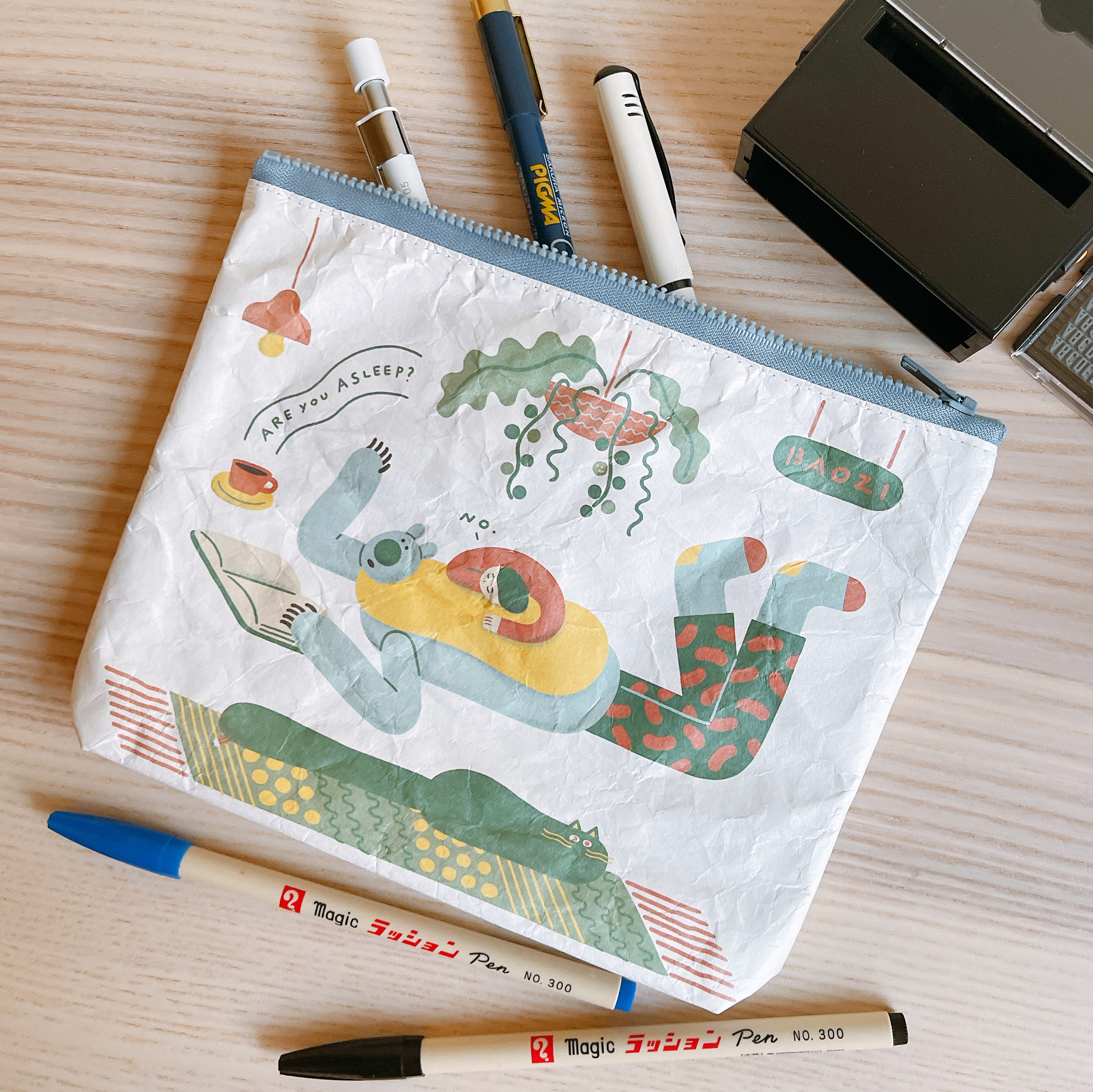 【慢慢挑x包大山Baozi-陪伴熊超人-泰維克萬用文具袋】 （商品皺摺為材質特性）