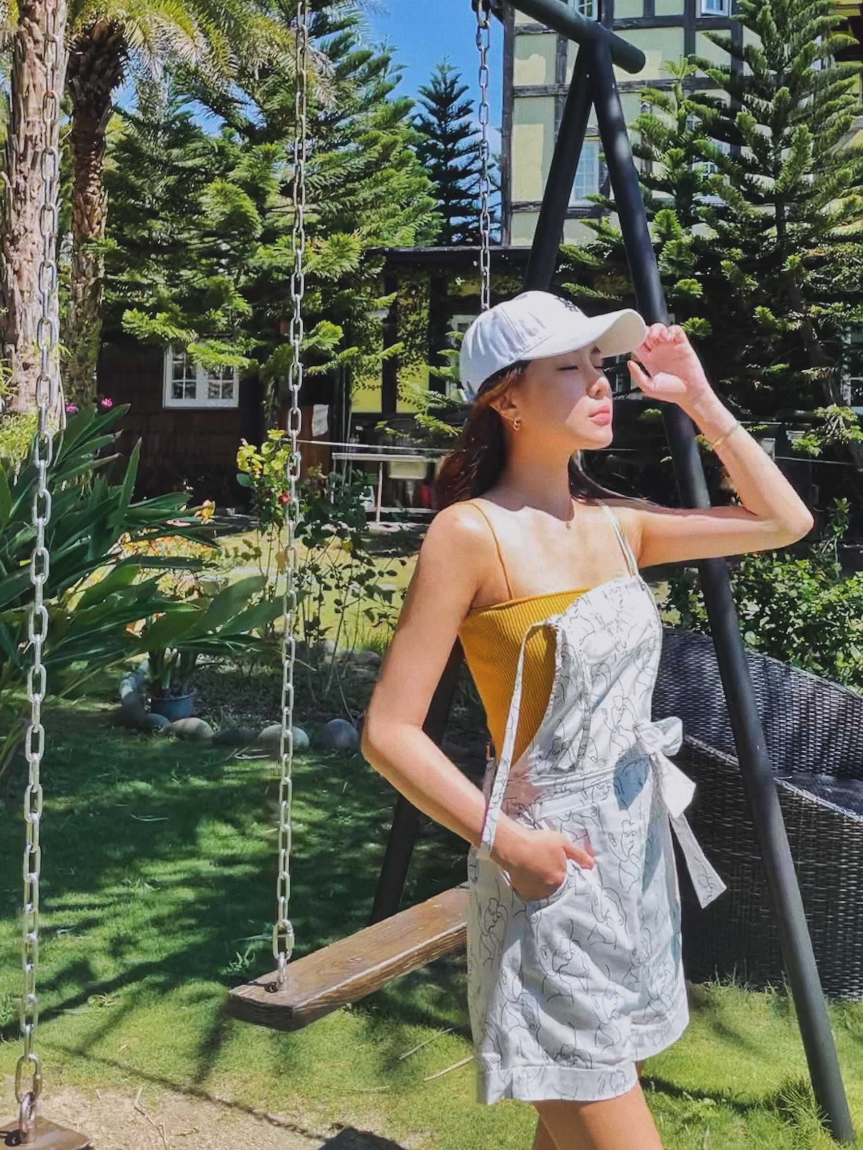 With you 人型線條露背連身短褲