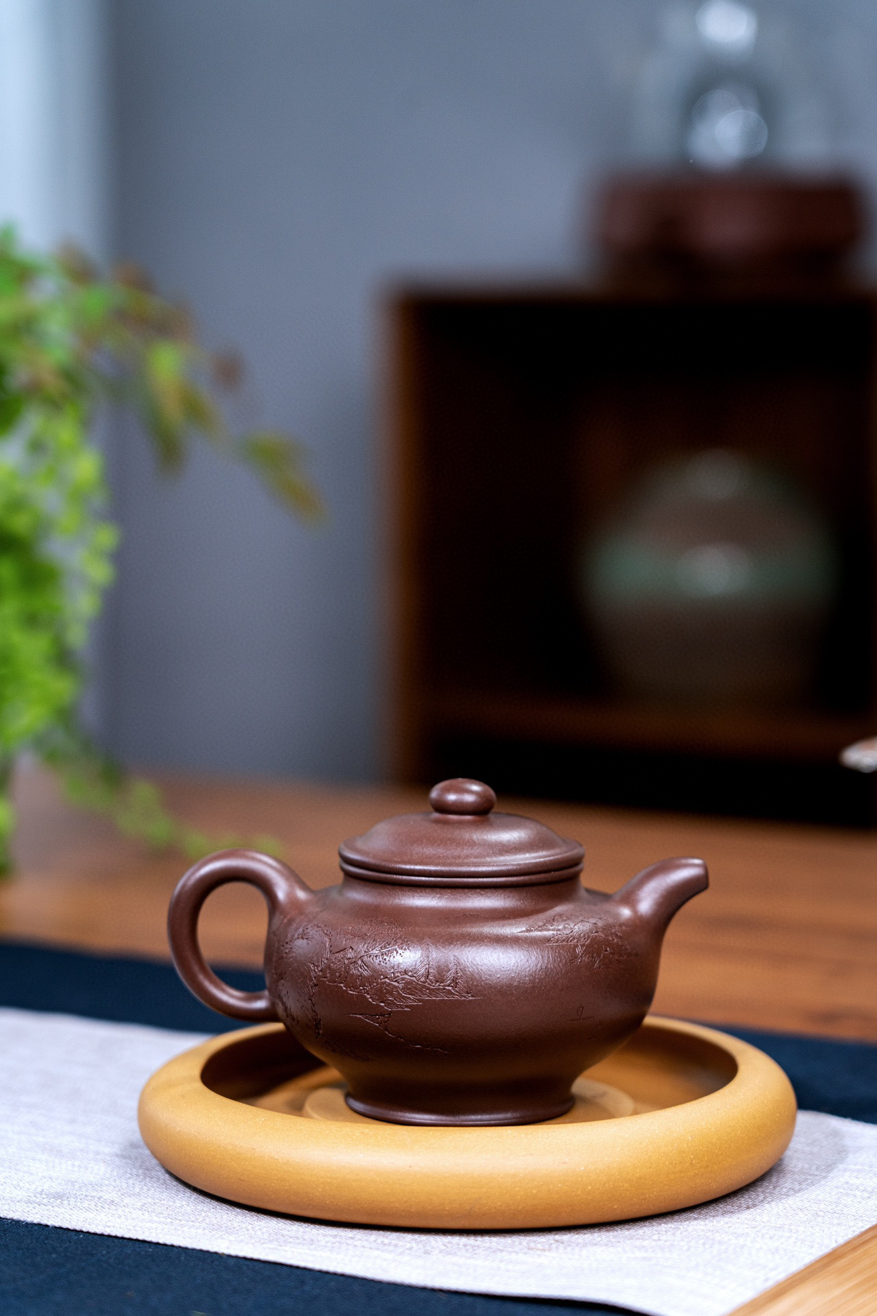 【掇只】全手工製作，此壺有著渾圓的壺身，半圓的壺蓋，圓鈕，線條流暢，比例得當。