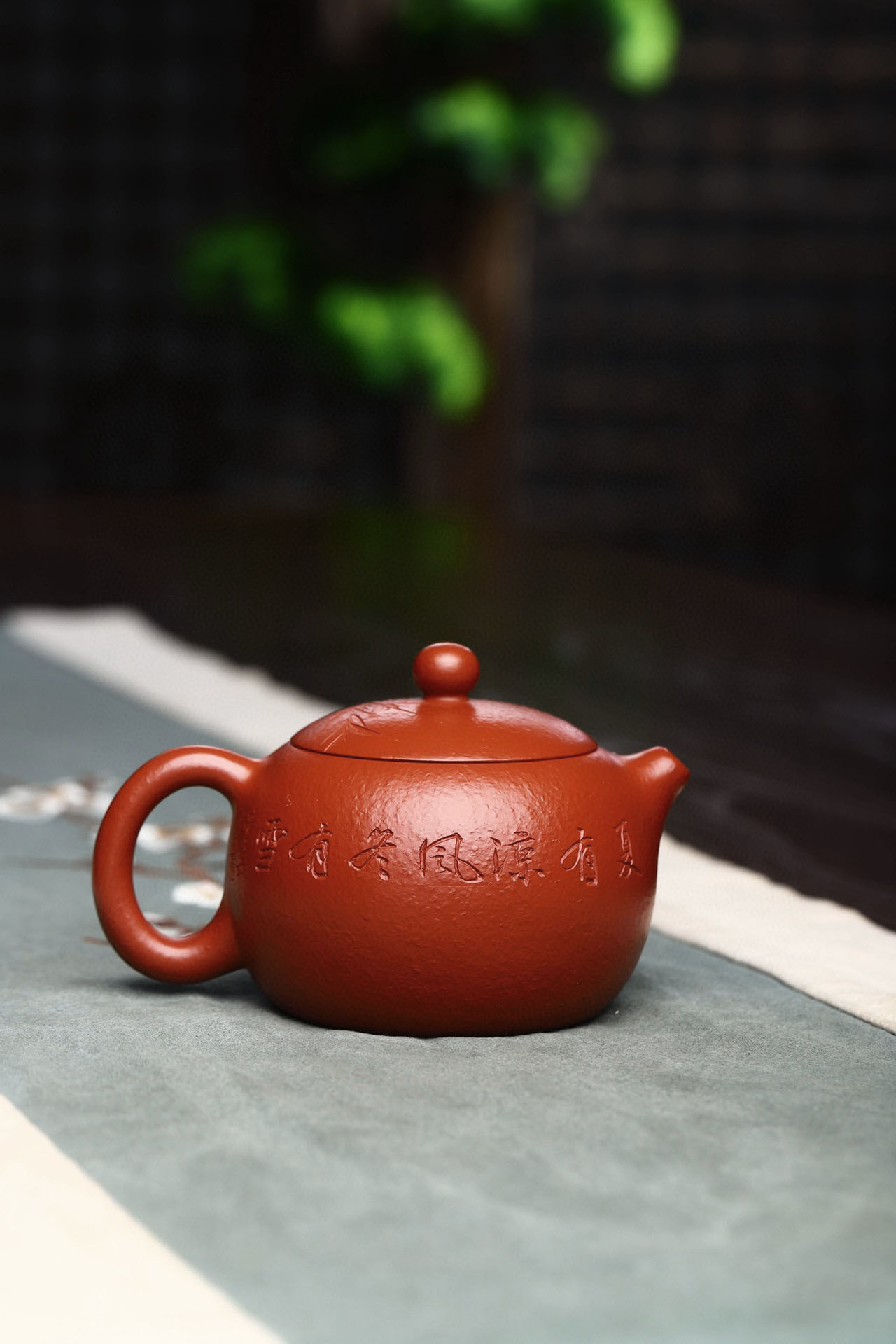 【西施壺】全手工製作，此壺有著渾圓的壺身，半圓的壺蓋，圓鈕，線條流暢，比例得當。