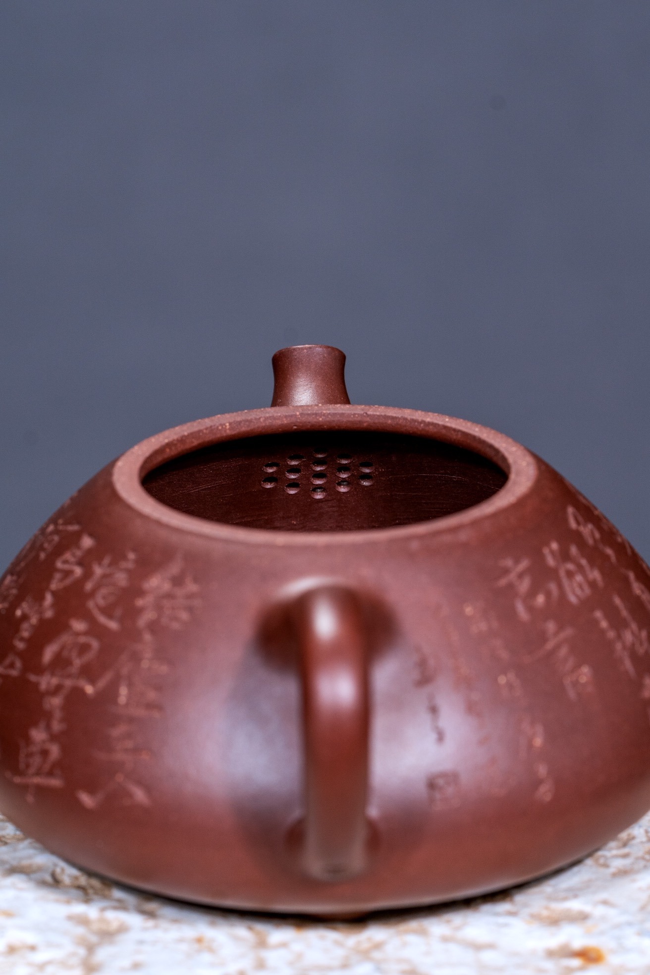 【東瓢】全手工製作，此壺具有石瓢的所有元素，梯形壺身，三角把，直流、橋鈕，壺底三粒棋足。