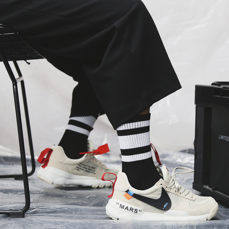 【SCON008】街頭百搭黑白線條設計長襪