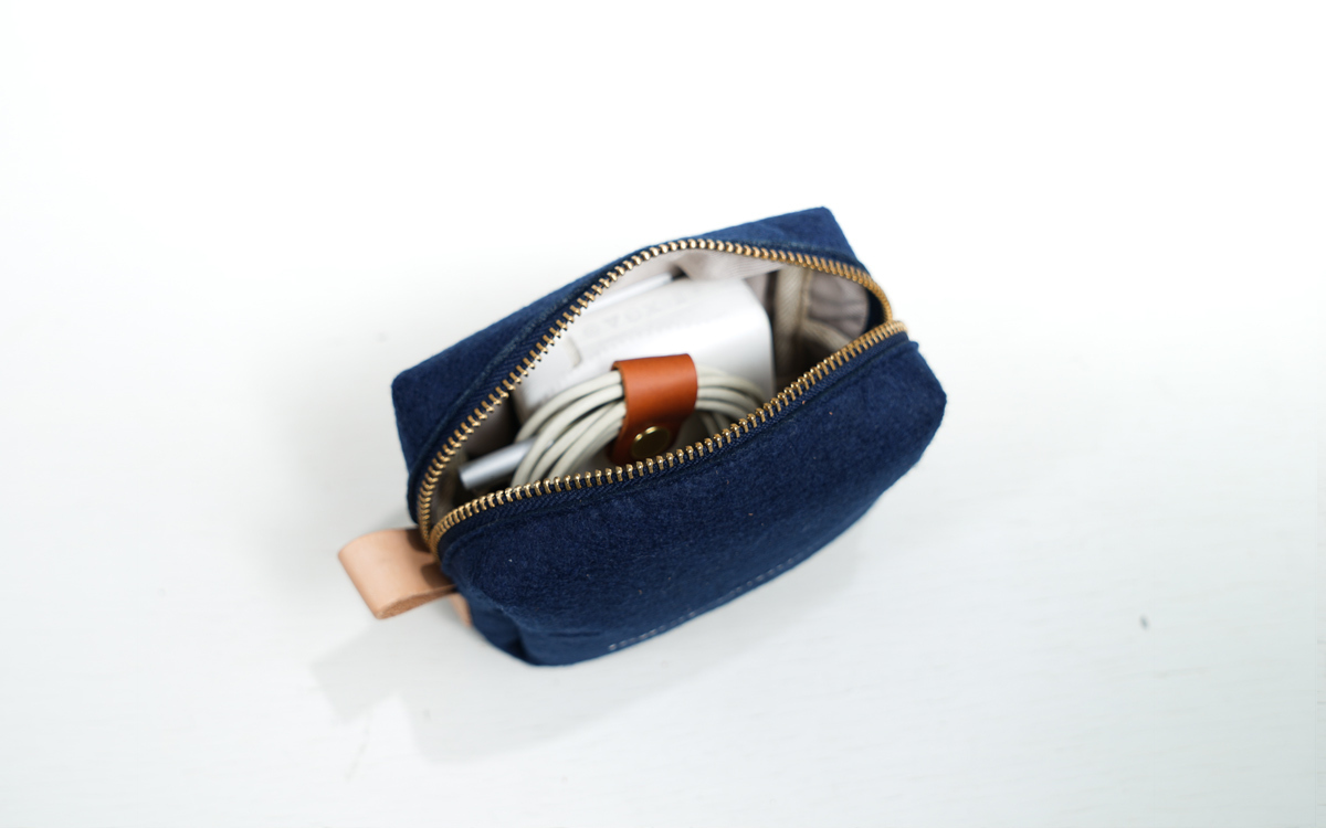 樂洋・Leyan- Effortless Chic充電器滑鼠收納 / 化妝包－曜石藍