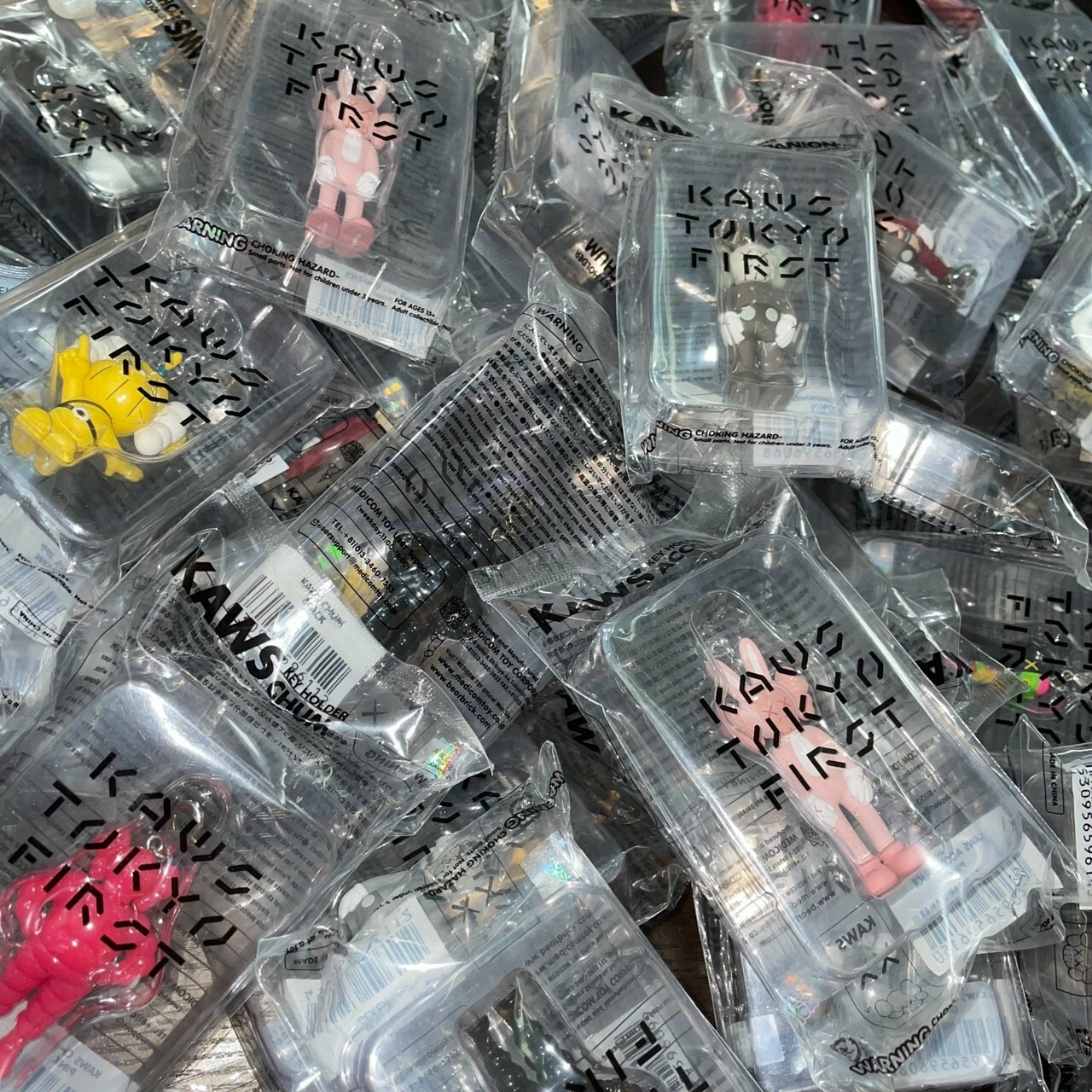 KAWS TOKYO FIRST HAND KERCHIEF 日本展會限定 吊飾 鑰匙圈