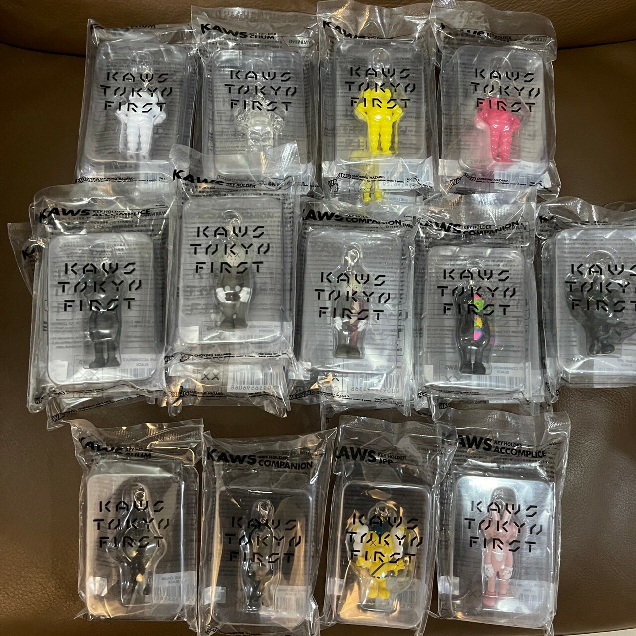 KAWS TOKYO FIRST ハンカチ 2枚セット kaws tokyo first グッズ ハンカチ2種セット カウズ Amazon.co