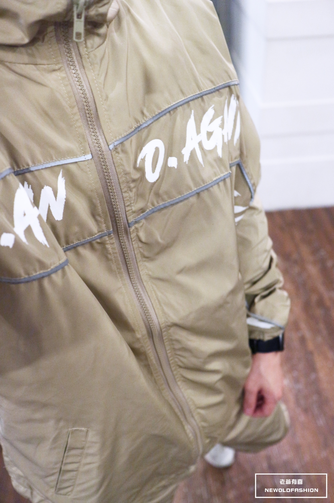 『新品上市』Again反光條立領防風外套-卡其