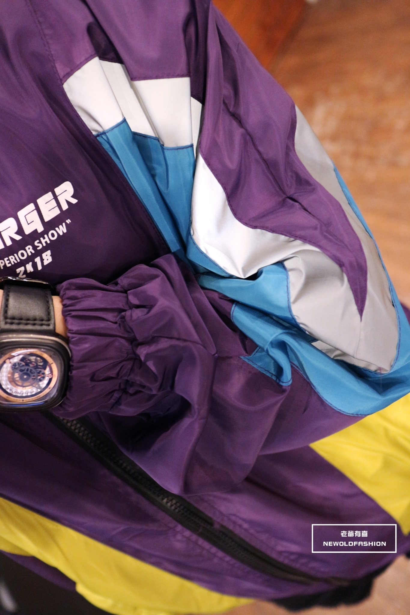 手袖鬆緊縮口、下擺鬆緊設計