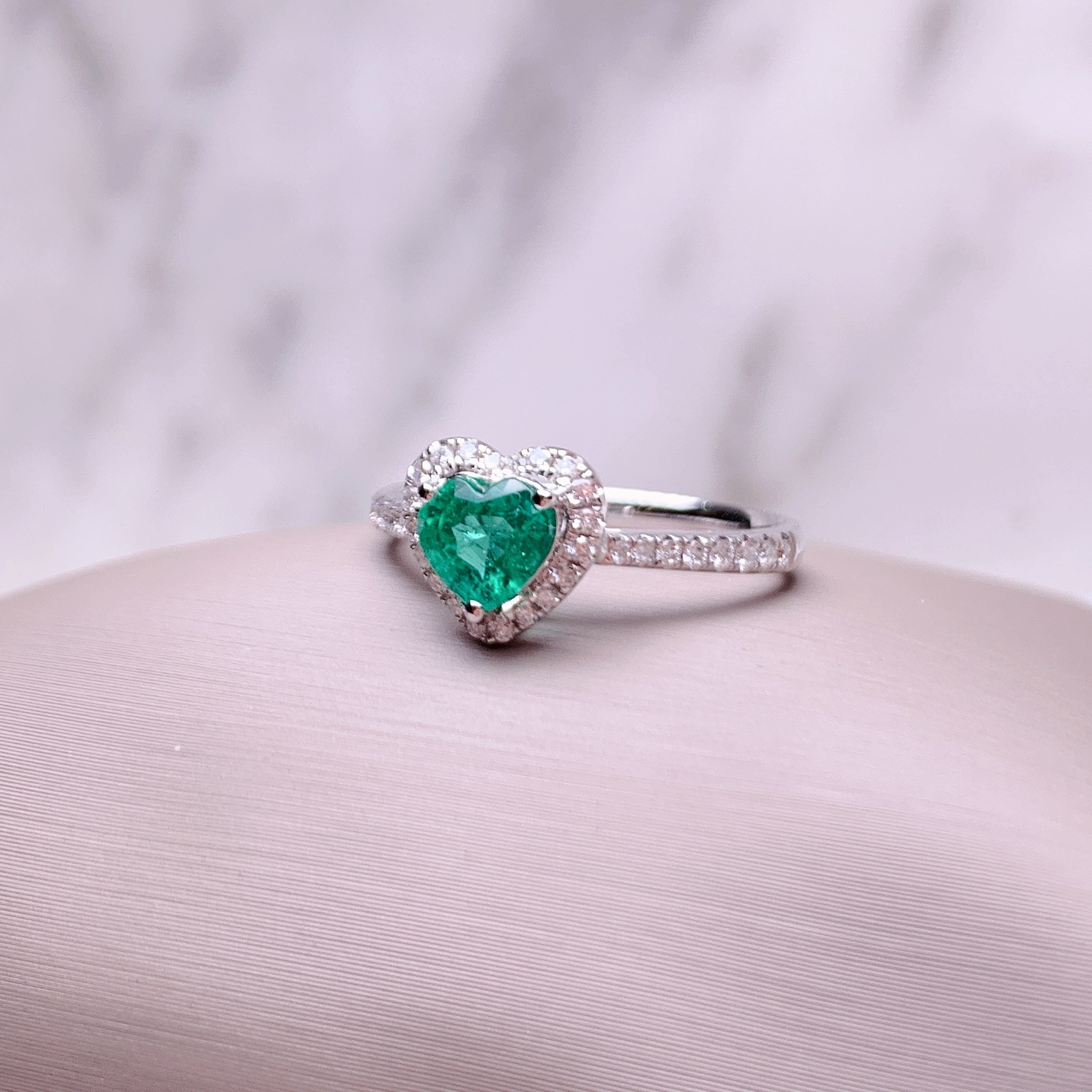 18K 白金 0.53ct 綠寶石戒指