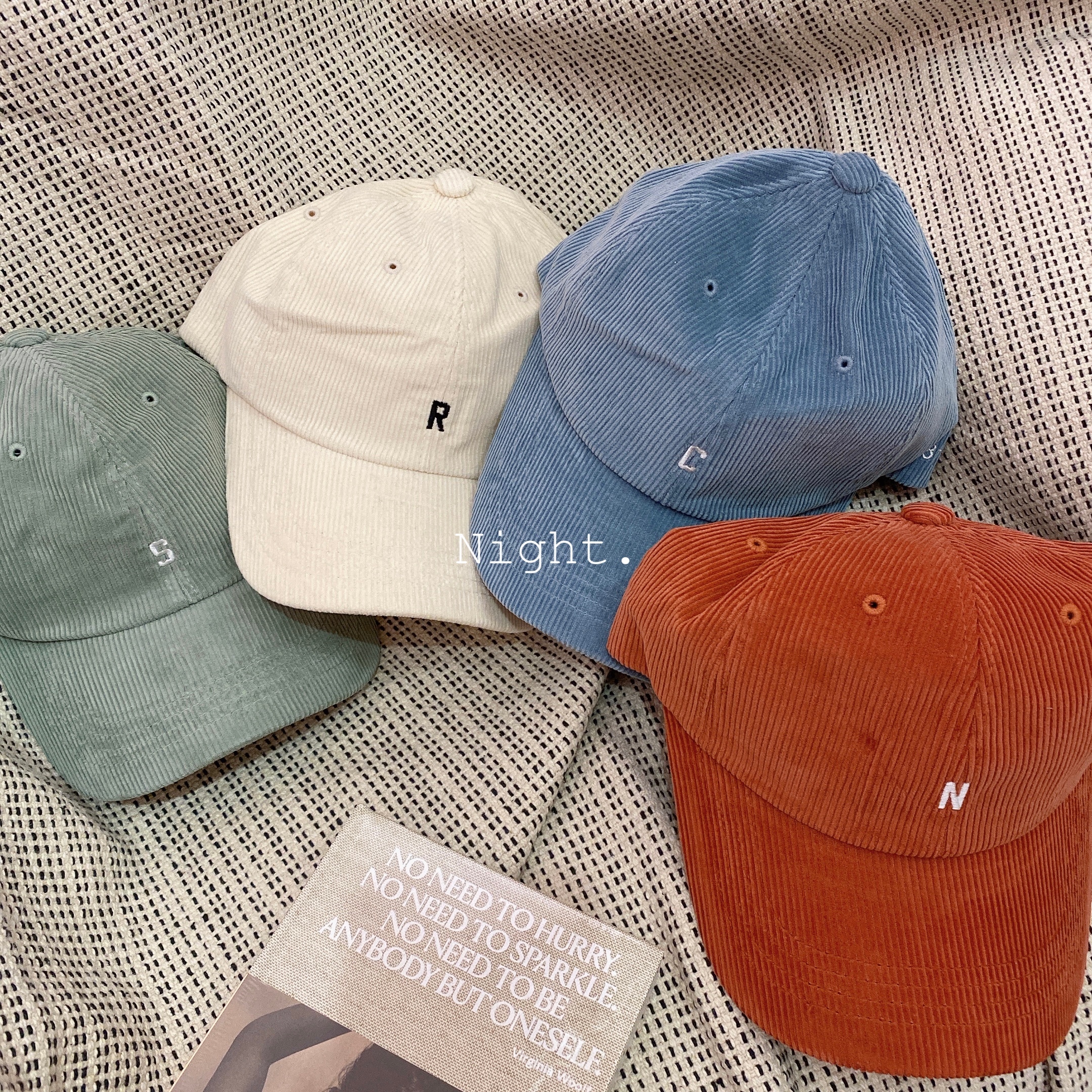 韓製曖昧色系燈芯絨英字小臉棒球帽