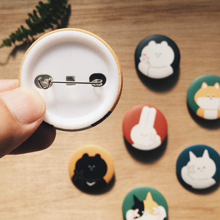 小黃間｜say yeah 胸章｜白貓