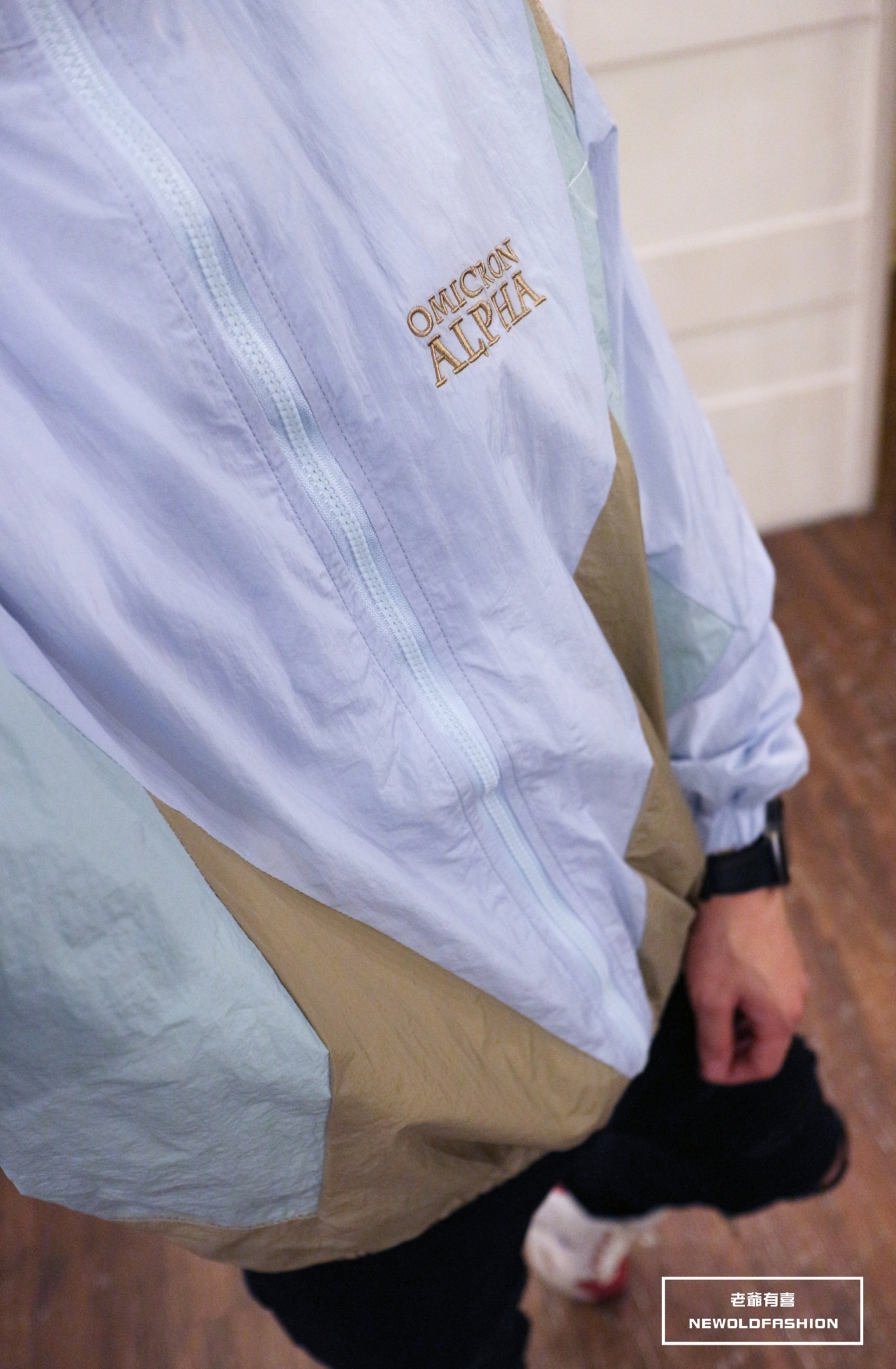 手袖鬆緊縮口、下擺鬆緊設計