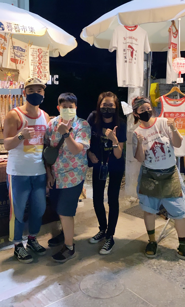 <img src="fans world.jpeg" alt="fans world">