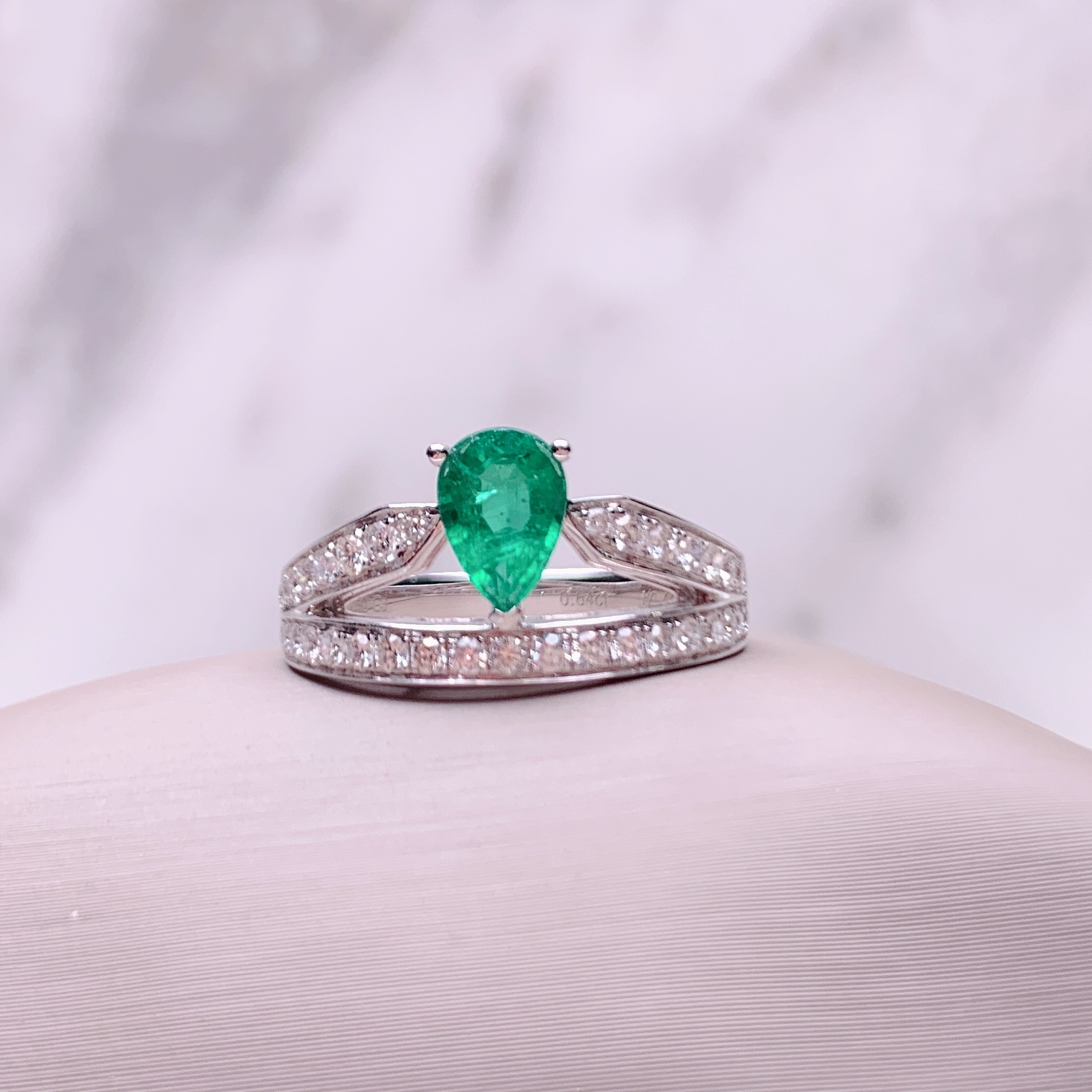 18K 白金 0.64ct 綠寶石戒指