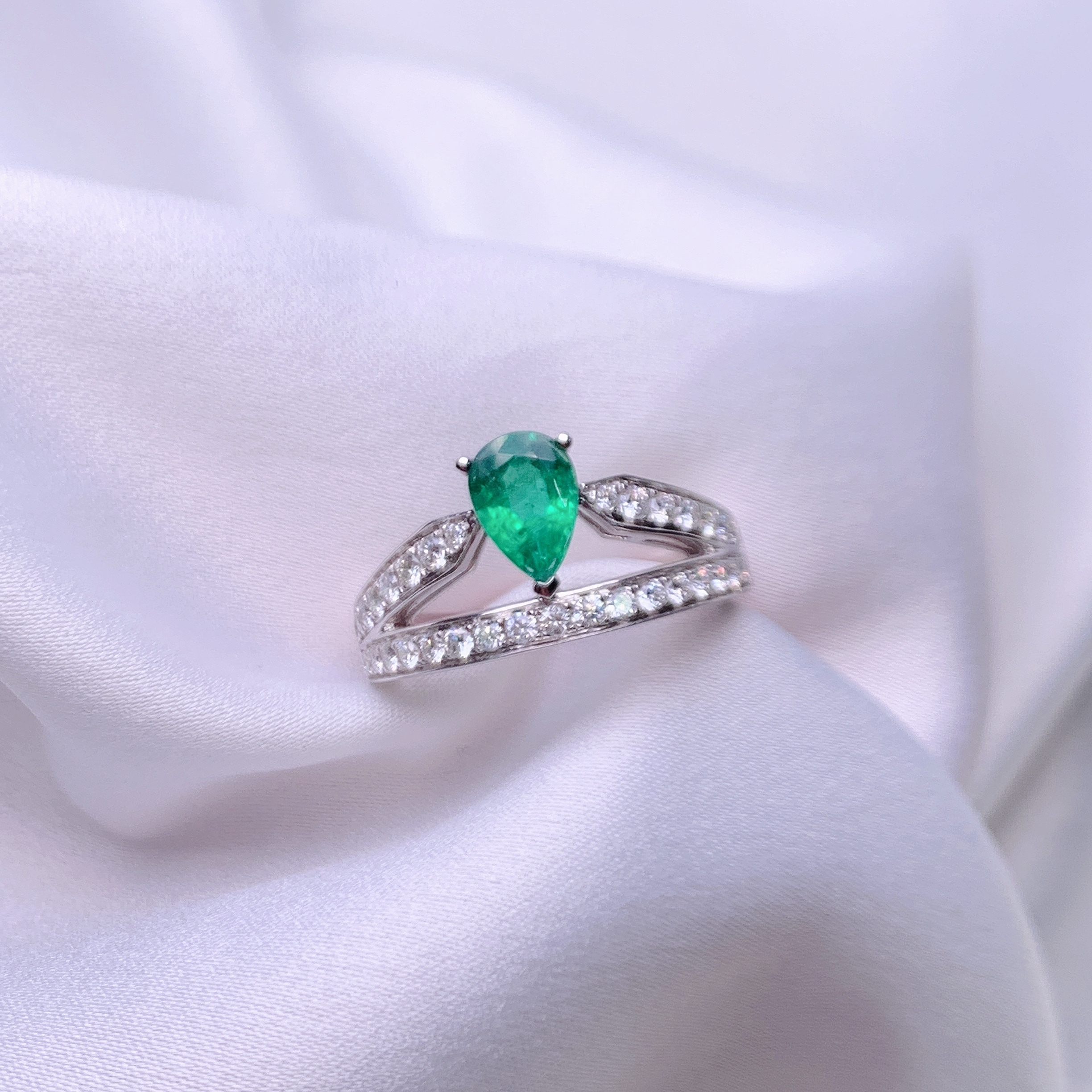 18K 白金 0.64ct 綠寶石戒指