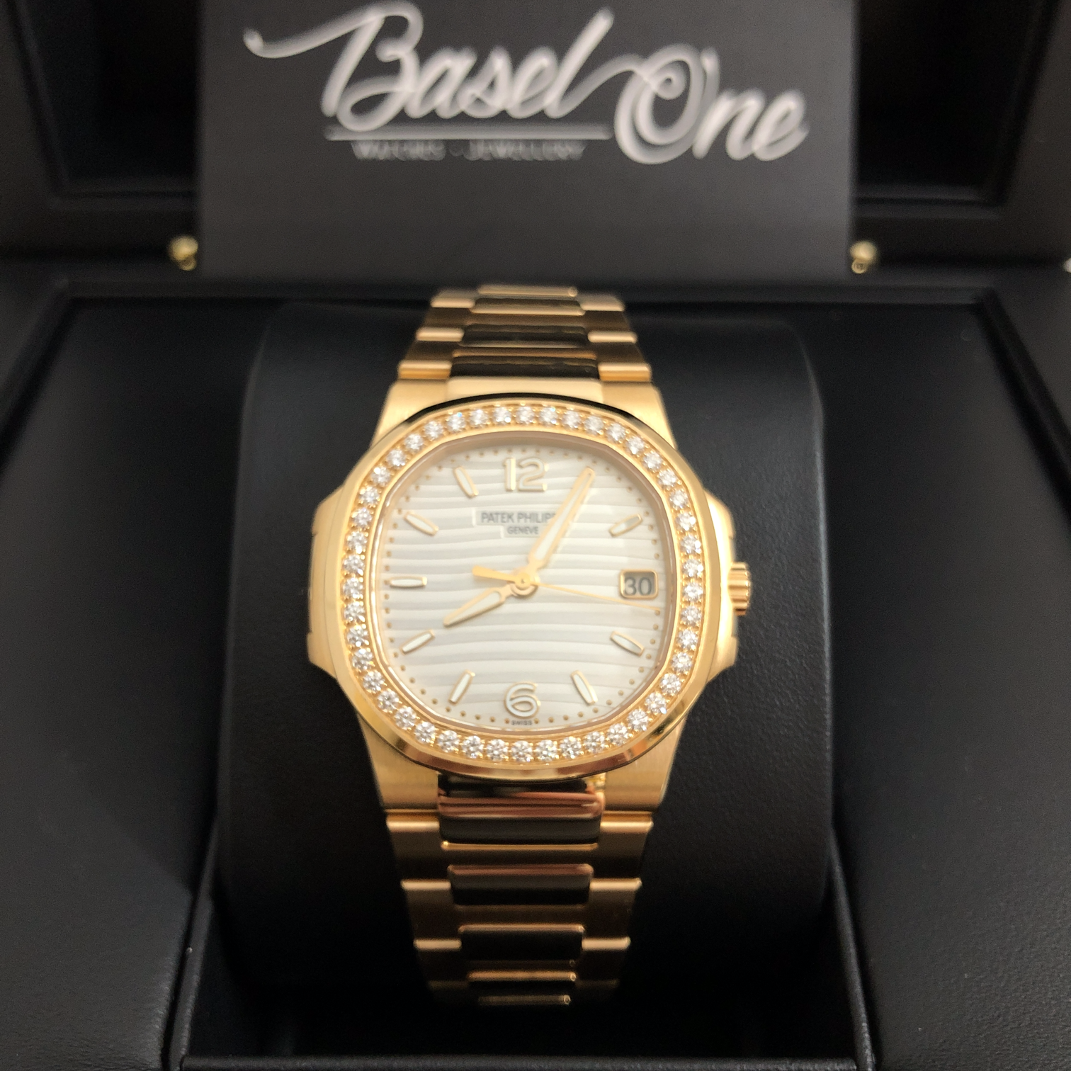 discontinued BRAND NEW 7010/1R-011 PATEK PHILIPPE NAUTILUS DIAMOND WHITE DIAL GOLD 32 MM