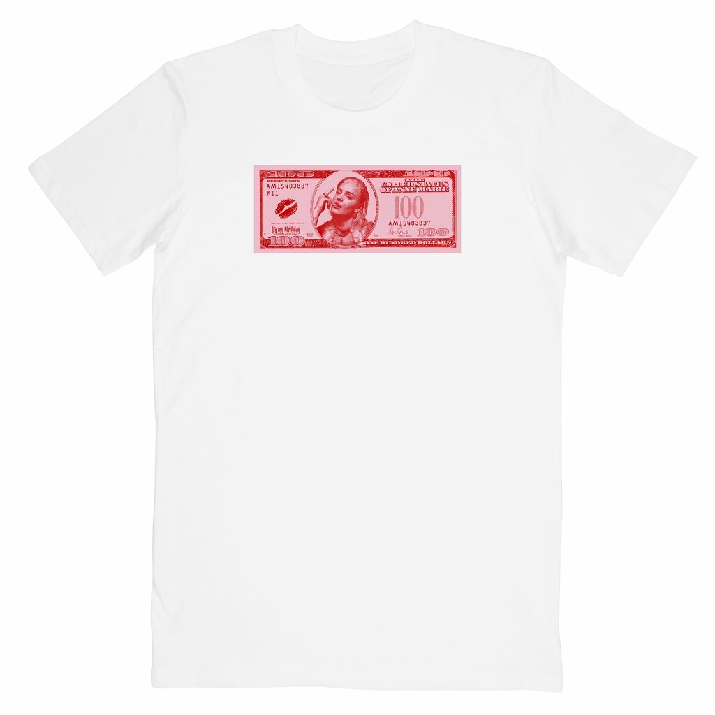 安瑪莉 Anne-Marie 周邊商品：100 美金鈔票白色Ｔ恤。